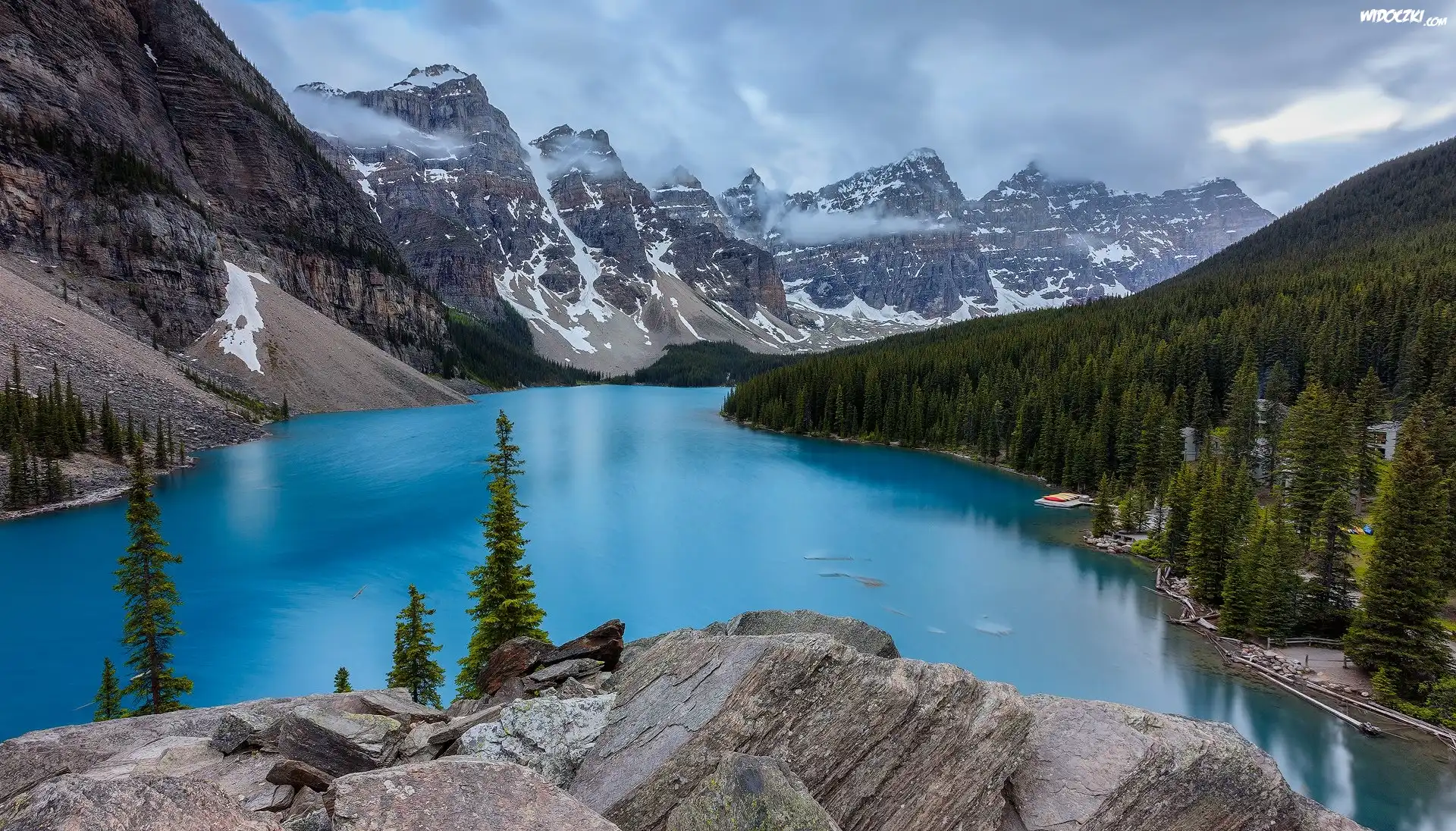 Kanada, Prowincja Alberta, Park Narodowy Banff, Jezioro Moraine, Kamienie, Drzewa, Chmury, Świerki