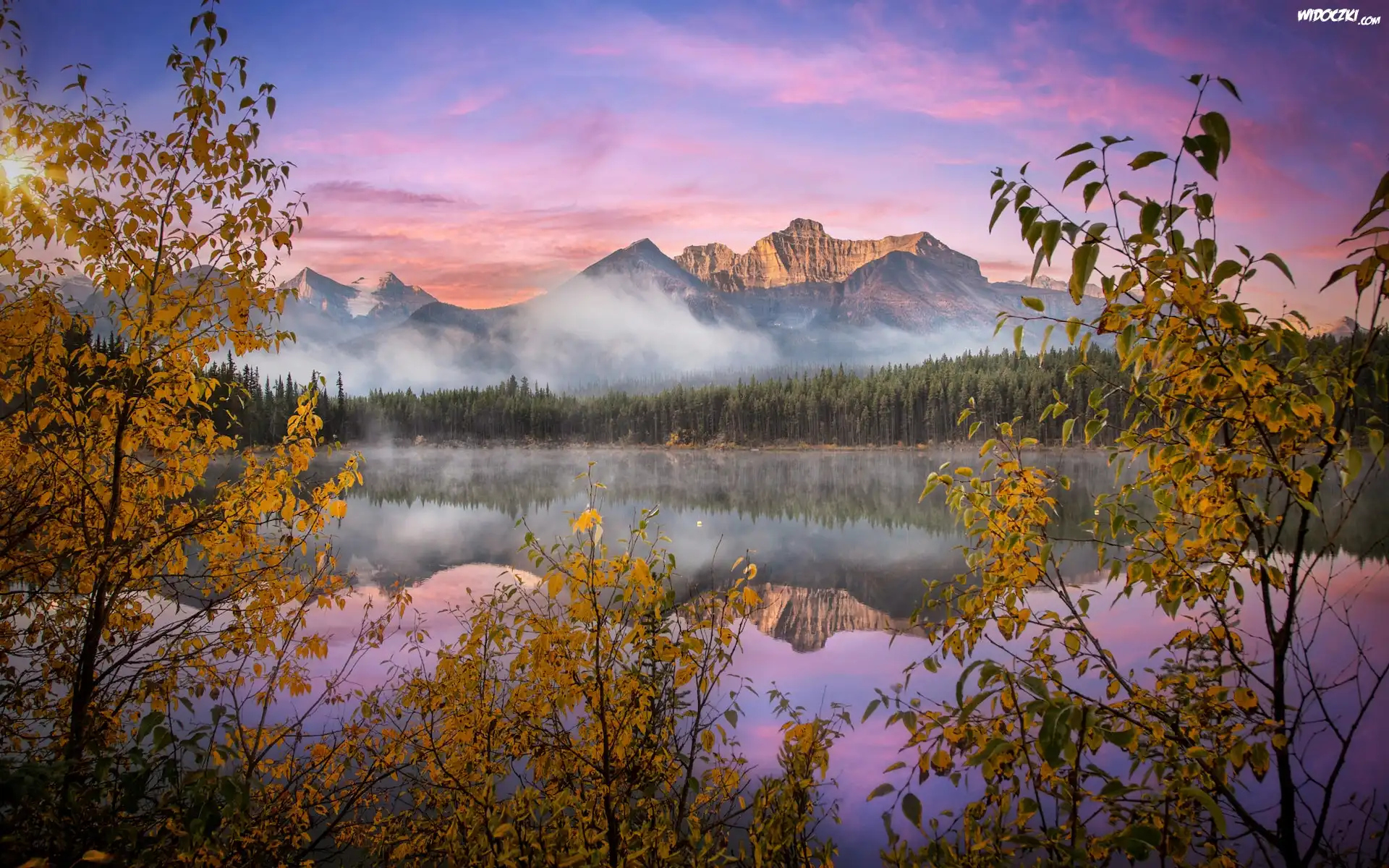 Kanada, Park Narodowy Banff, Góry, Canadian Rockies, Jezioro, Herbert Lake, Mgła, Jesień, Drzewa
