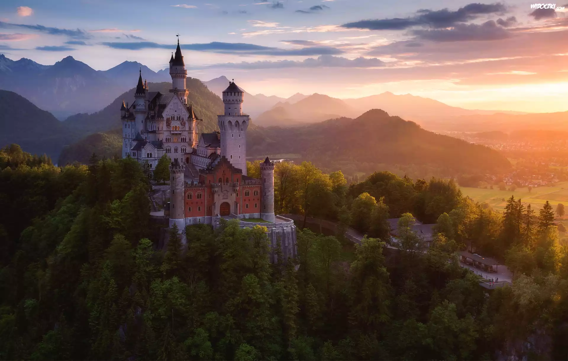 Zamek Neuschwanstein, Gmina Schwangau, Bawaria, Niemcy, Góry Alpy, Chmury, Zachód słońca, Lasy, Drzewa, Mgła