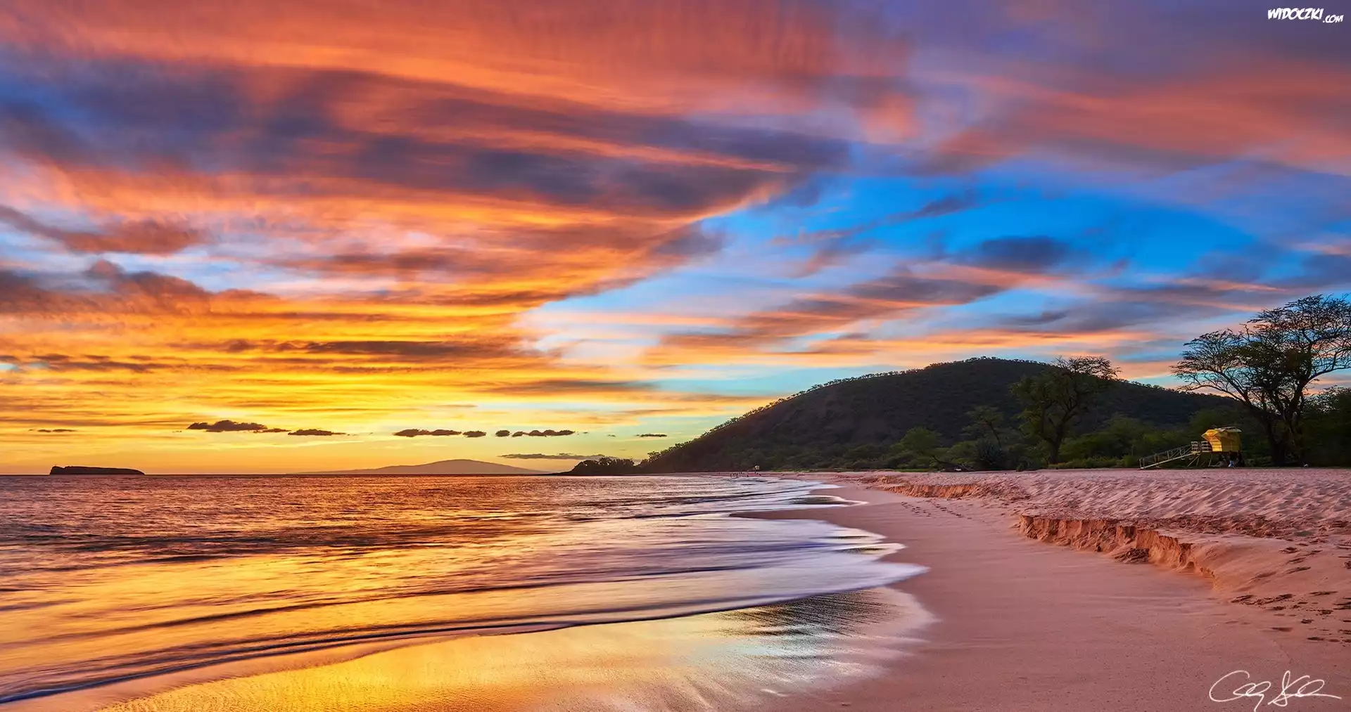 Hawaje, Wyspa Maui, Plaża Makena Beach, Morze, Wzgórza, Drzewa, Zachód słońca, Chmury