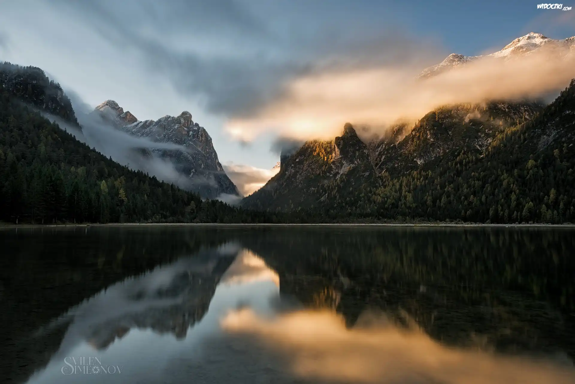  Góry, Dolomity, Drzewa, Jezioro Toblacher See, Lago di Dobbiaco, Chmury, Odbicie, Prowincja Bolzano, Włochy