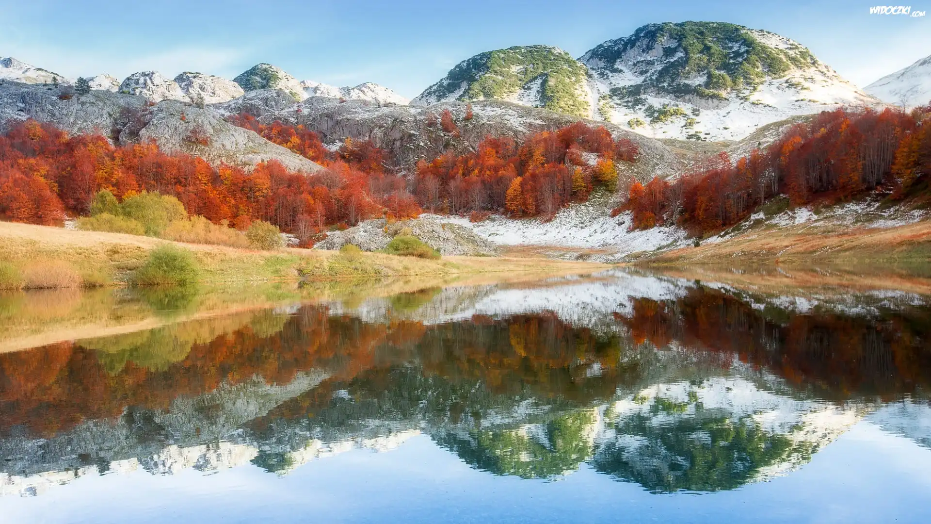 Bośnia i Hercegowina, Park Narodowy Sutjeska, Masyw górski Zelengora, Góry Dynarskie, Jezioro Orlovacko, Jesień, Las, Drzewa, Odbicie