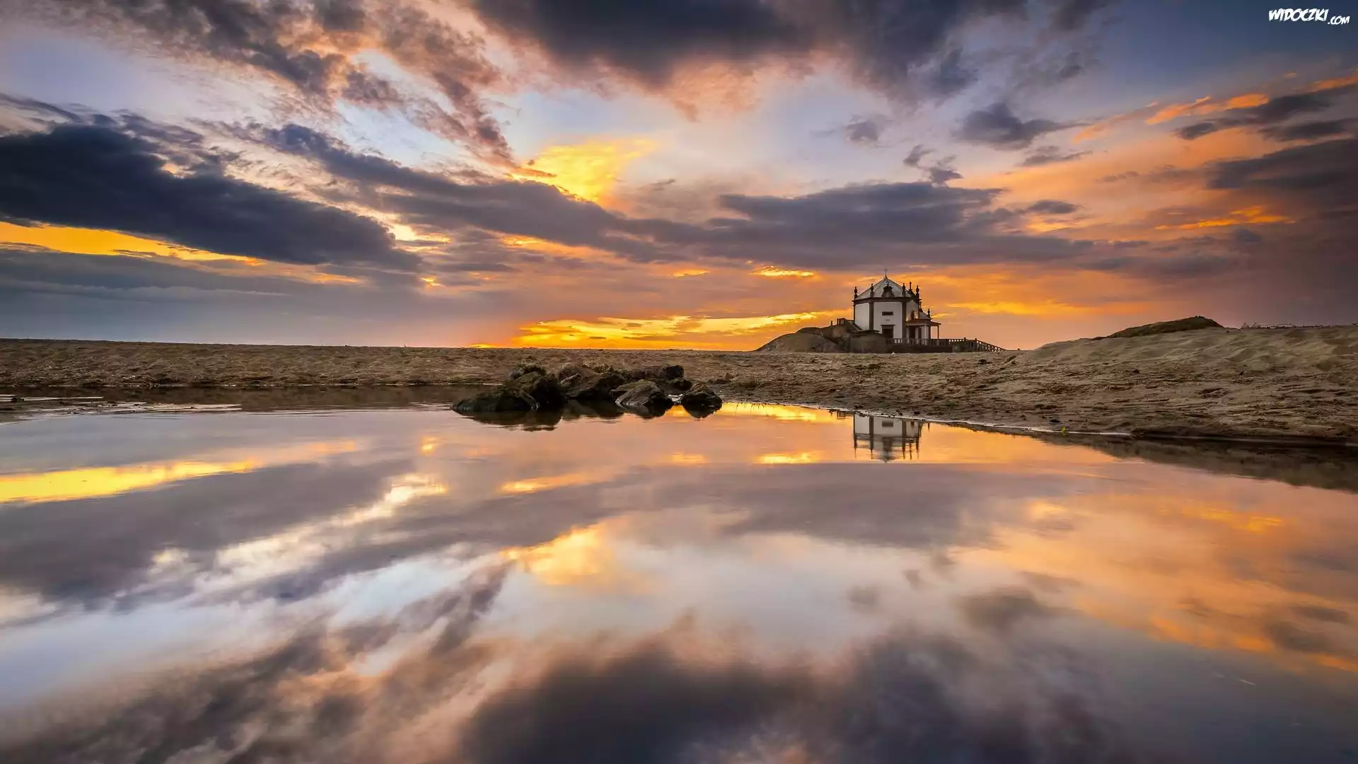 Portugalia, Miramar, Kapliczka, Kościół, Capela do Senhor da Pedra, Morze, Skały, Zachód słońca, Chmury