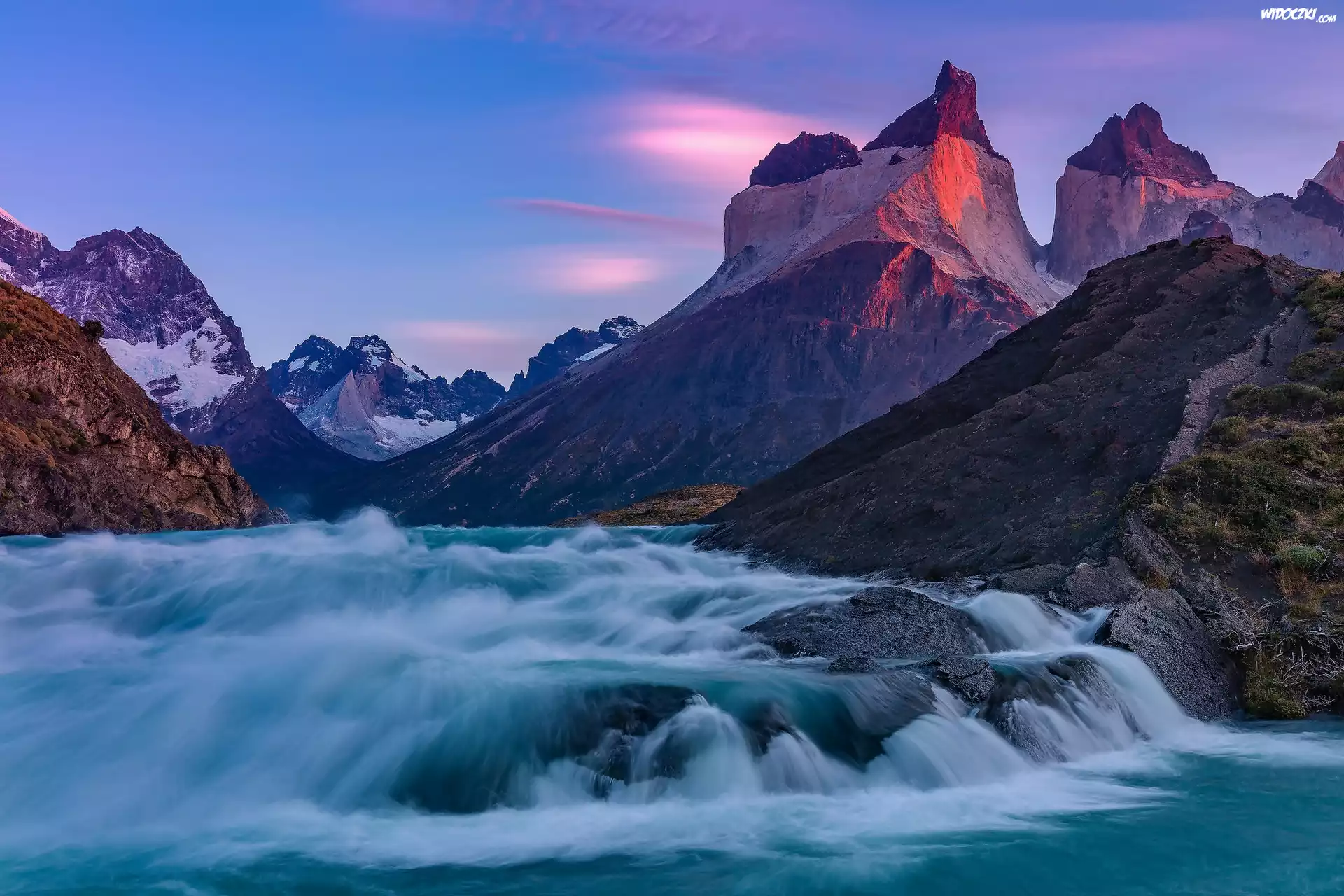 Chile, Patagonia, Park Narodowy Torres del Paine, Rzeka Paine, Wodospad Salto Grande, Góry