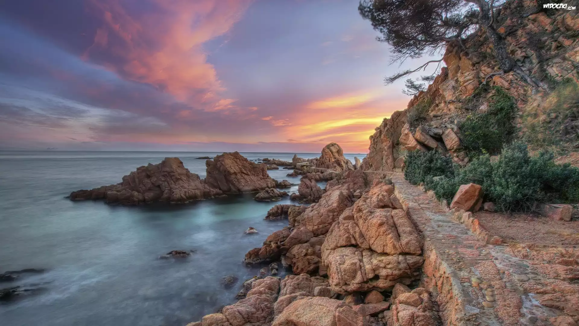 Kurort Rosamar Cala, Costa Brava, Hiszpania, Morze, Skały, Drzewa, Chmury