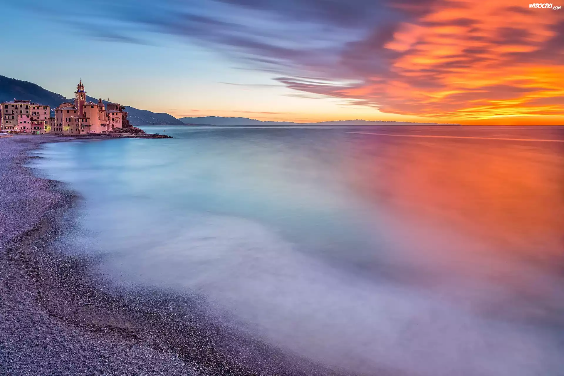 Włochy, Liguria, Camogli, Kościół, Budynki, Zachód słońca, Morze, Chmury