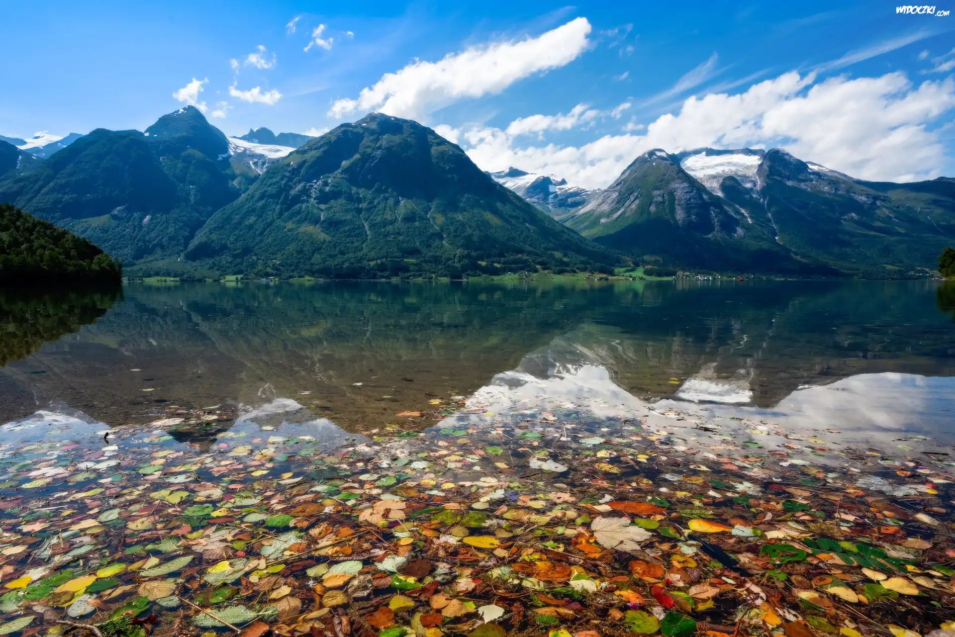Norwegia, Hjelle, Gmina Stryn, Góry, Jezioro Oppstrynsvatnet, Liście, Chmury