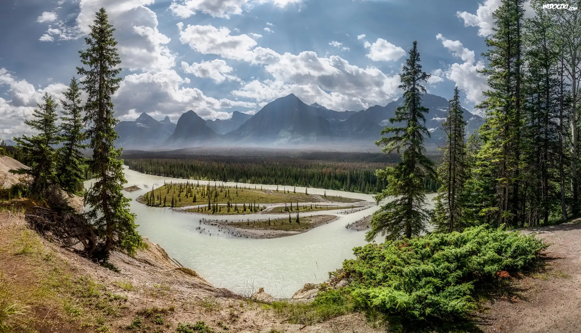 Kanada, Park Narodowy Jasper, Góry, Rzeka Athabaska, Las, Drzewa, Chmury