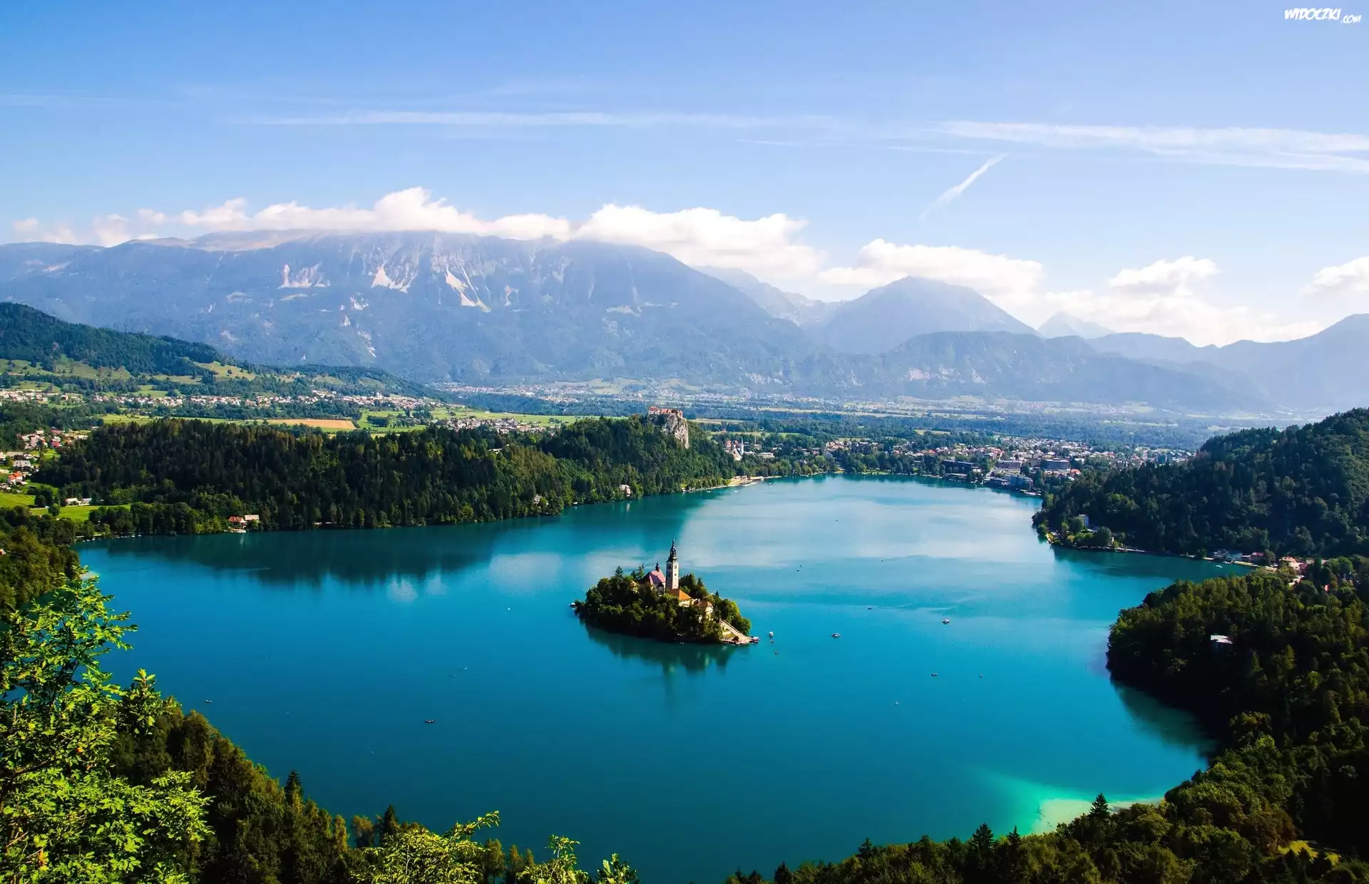 Słowenia, Góry Alpy Julijskie, Jezioro Bled, Wyspa Bled, Drzewa, Chmury