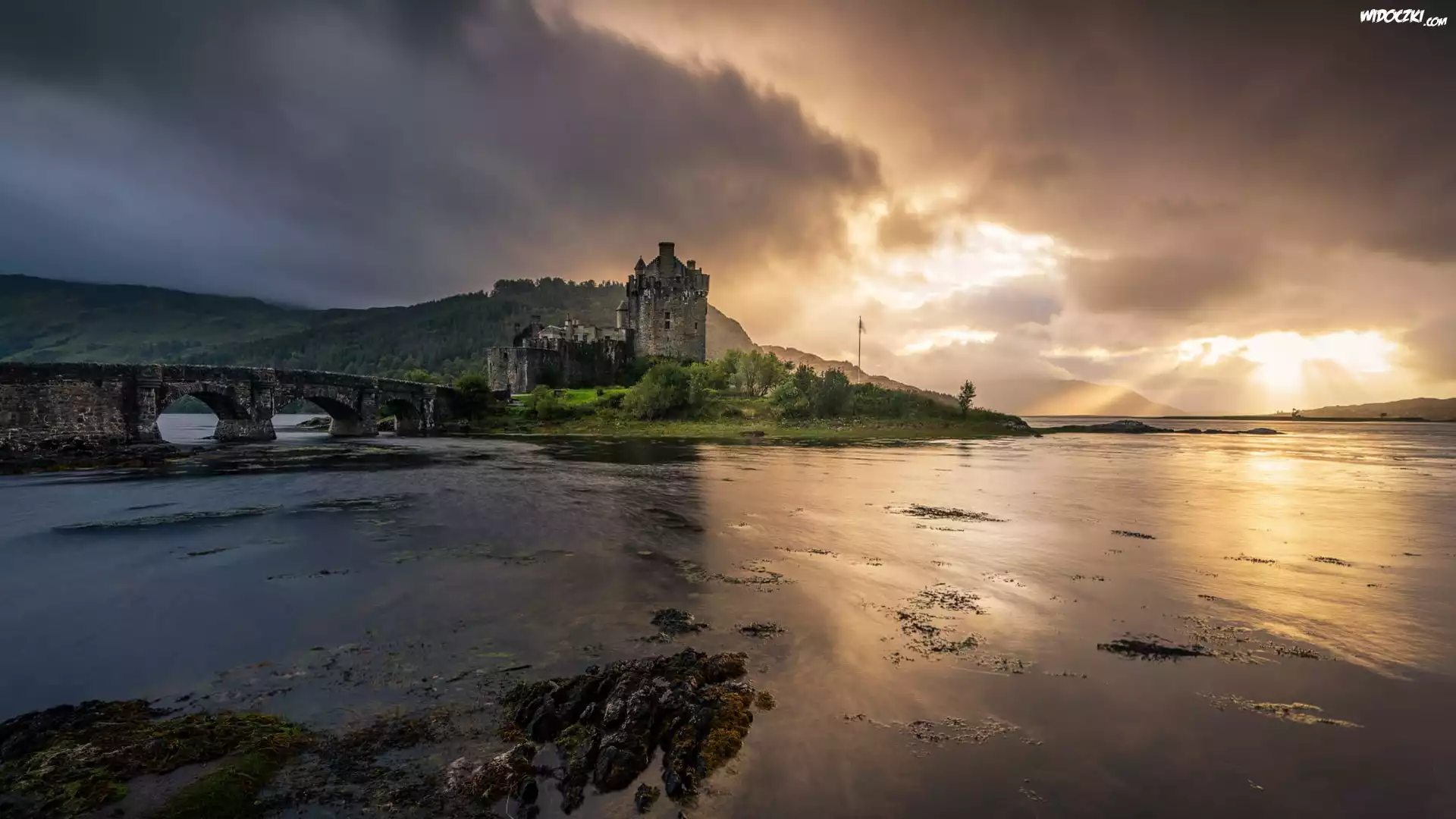 Szkocja, Zamek, Eilean Donan, Jezioro, Most, Drzewa, Zachód słońca, Chmury
