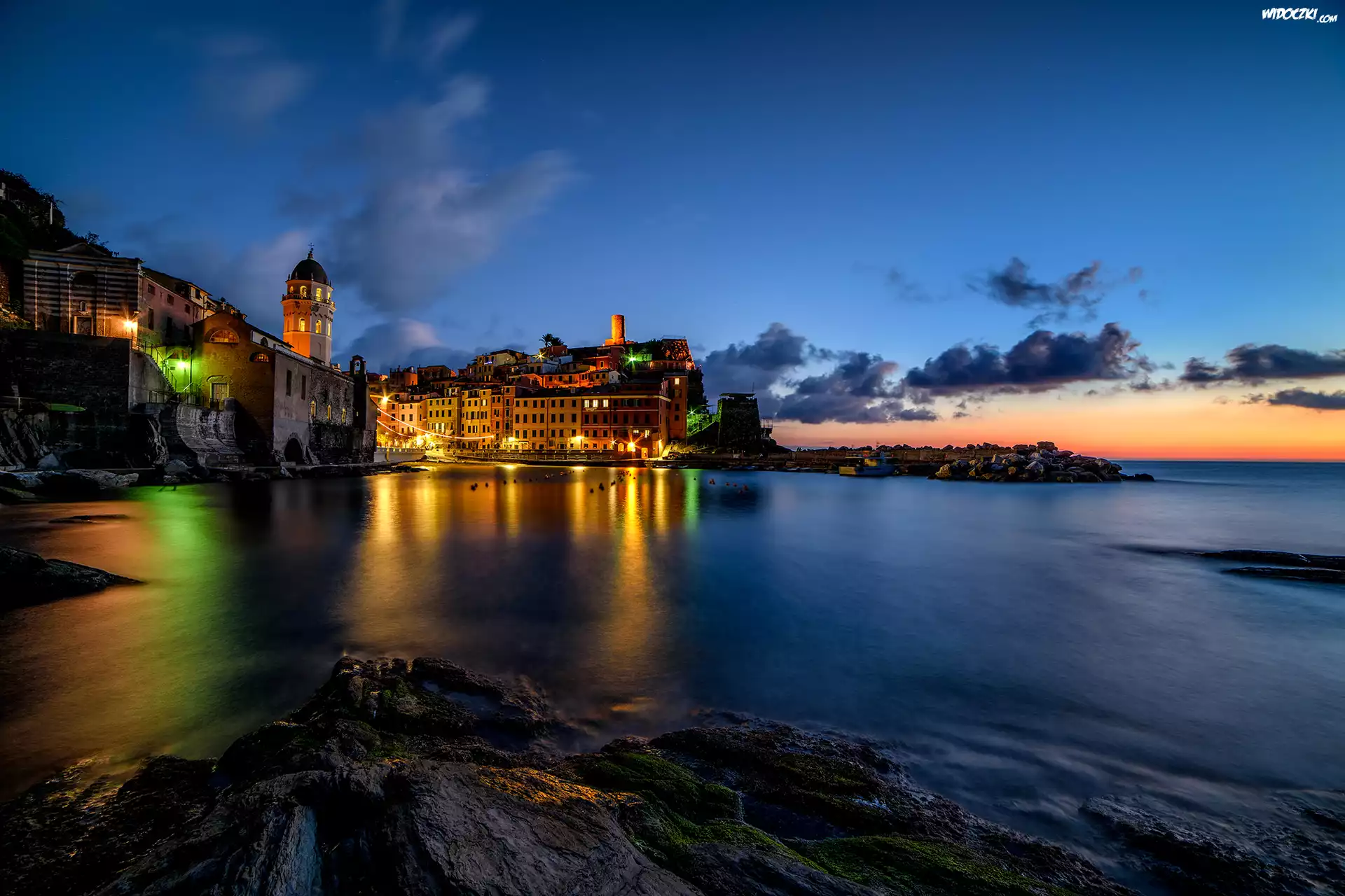 Włochy, Vernazza, Cinque Terre, Noc, Morze, Domy, Skały, Niebo, Chmury
