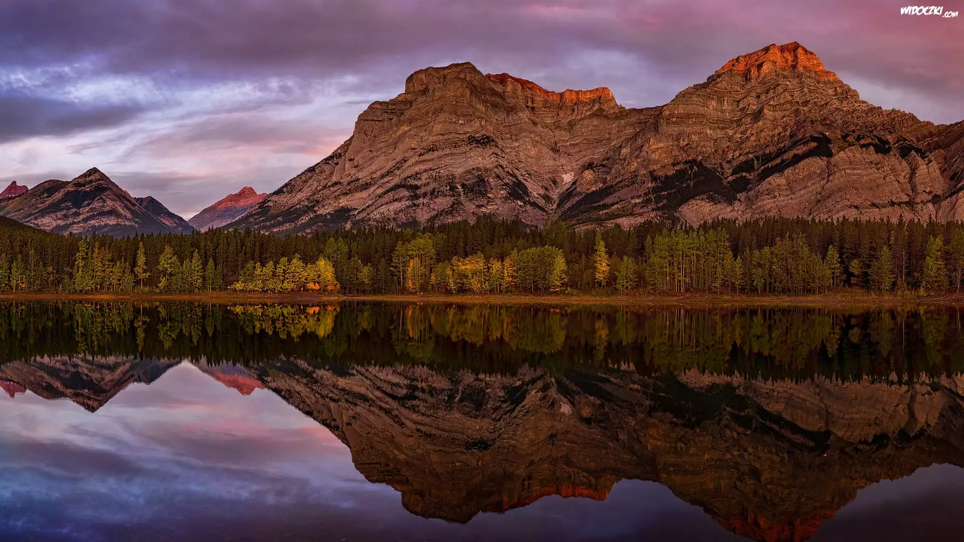 Góry Skaliste, Jezioro, Wedge Pond, Drzewa, Chmury, Odbicie, Prowincja Alberta, Kanada