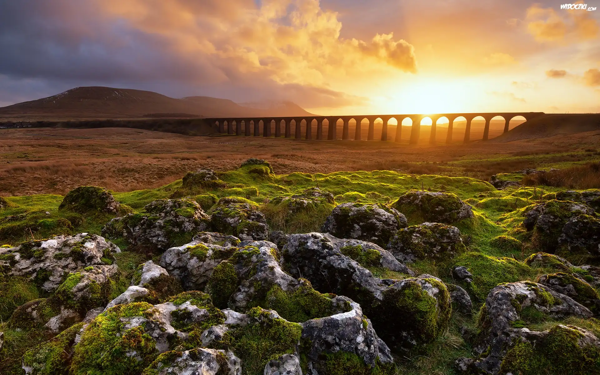 Góry, Most, Wiadukt, Ribblehead Viaduct, Wschód słońca, Skały, Chmury, Park Narodowy Yorkshire Dales, Anglia