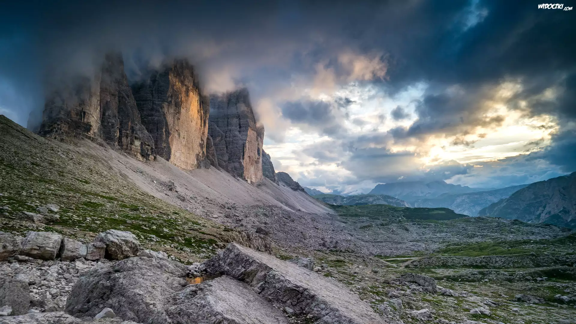 Włochy, Dolomity, Skały, Góry Tre Cime di Lavaredo, Kamienie, Mgła, Ciemne, Chmury