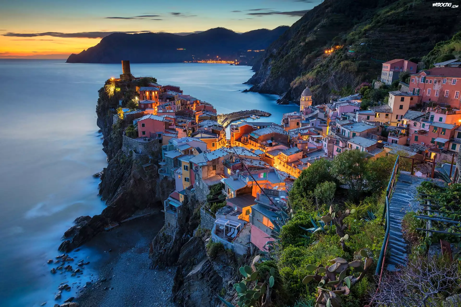 Włochy, Cinque Terre, Vernazza, Domy, Góry, Morze, Noc