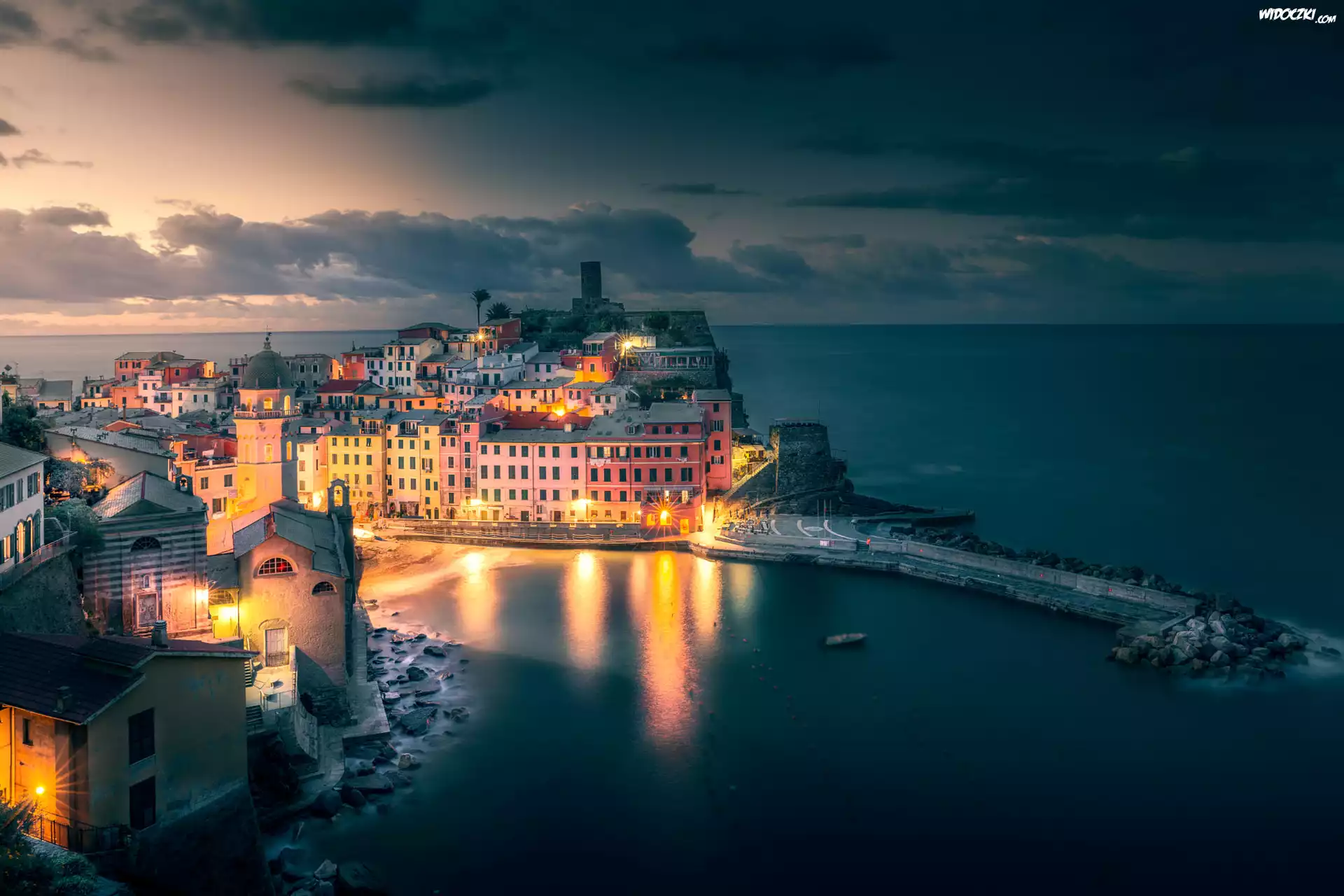 Vernazza, Cinque Terre, Włochy, Domy, Światła, Morze