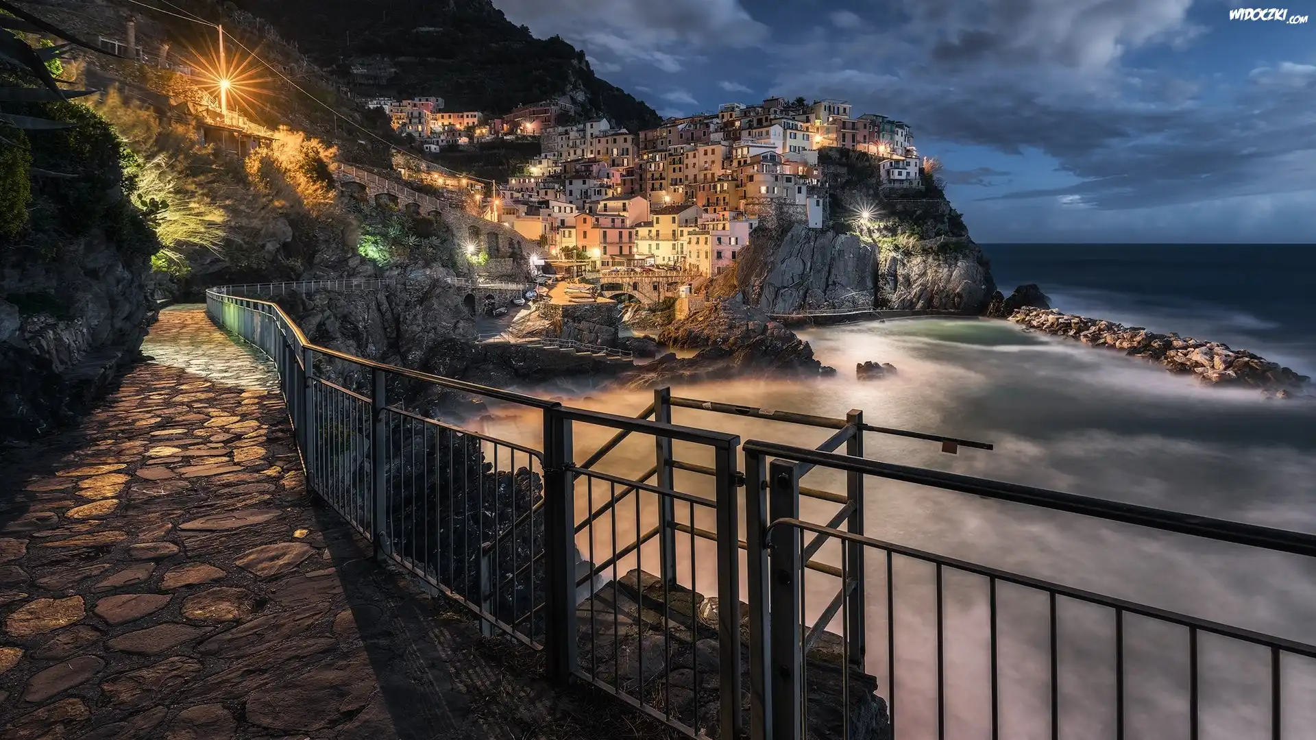 Włochy, Gmina Riomaggiore, Manarola, Cinque Terre, Morze Liguryjskie, Kolorowe, Domy, Światła, Noc, Chmury, Zatoka