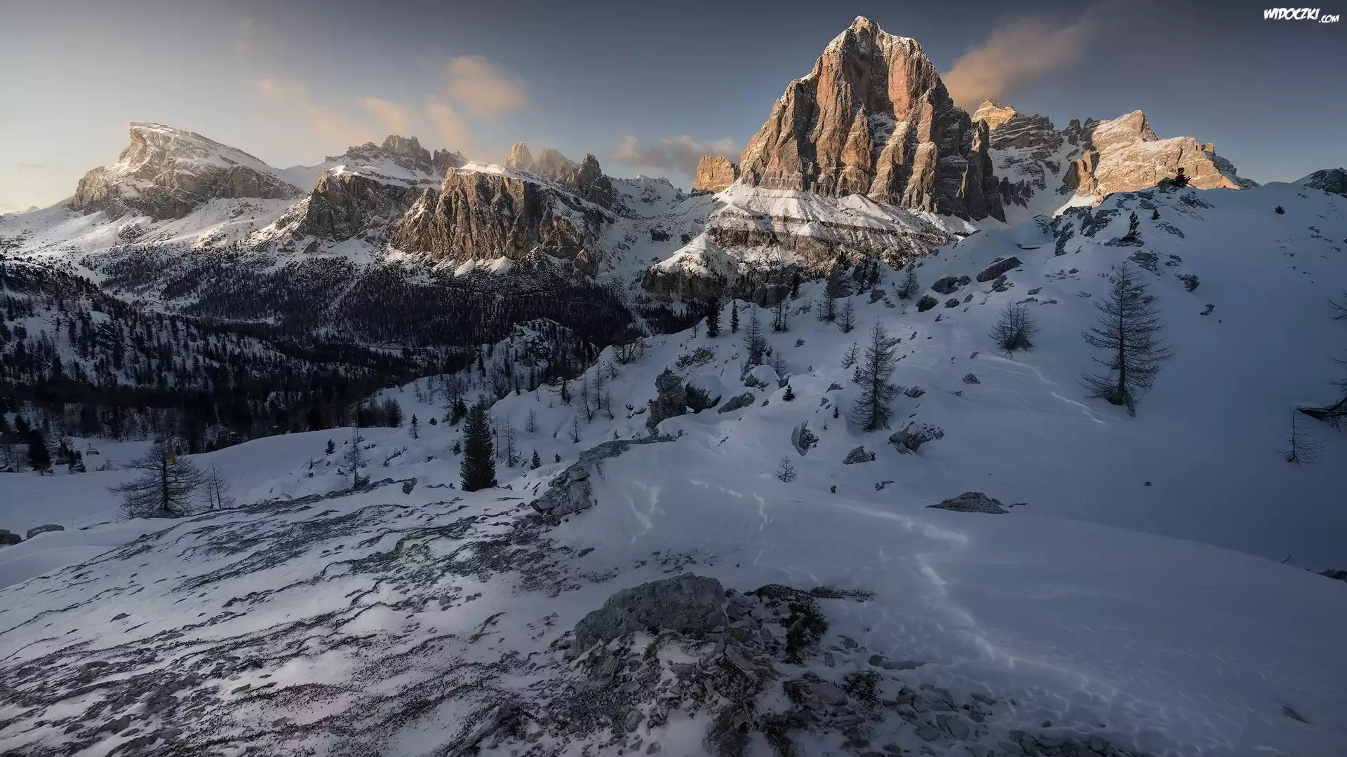 Przełęcz Falzarego Pass, Gmina Cortina d’Ampezzo, WÅ‚ochy, Góry Dolomity, Zima, Góry, Drzewa