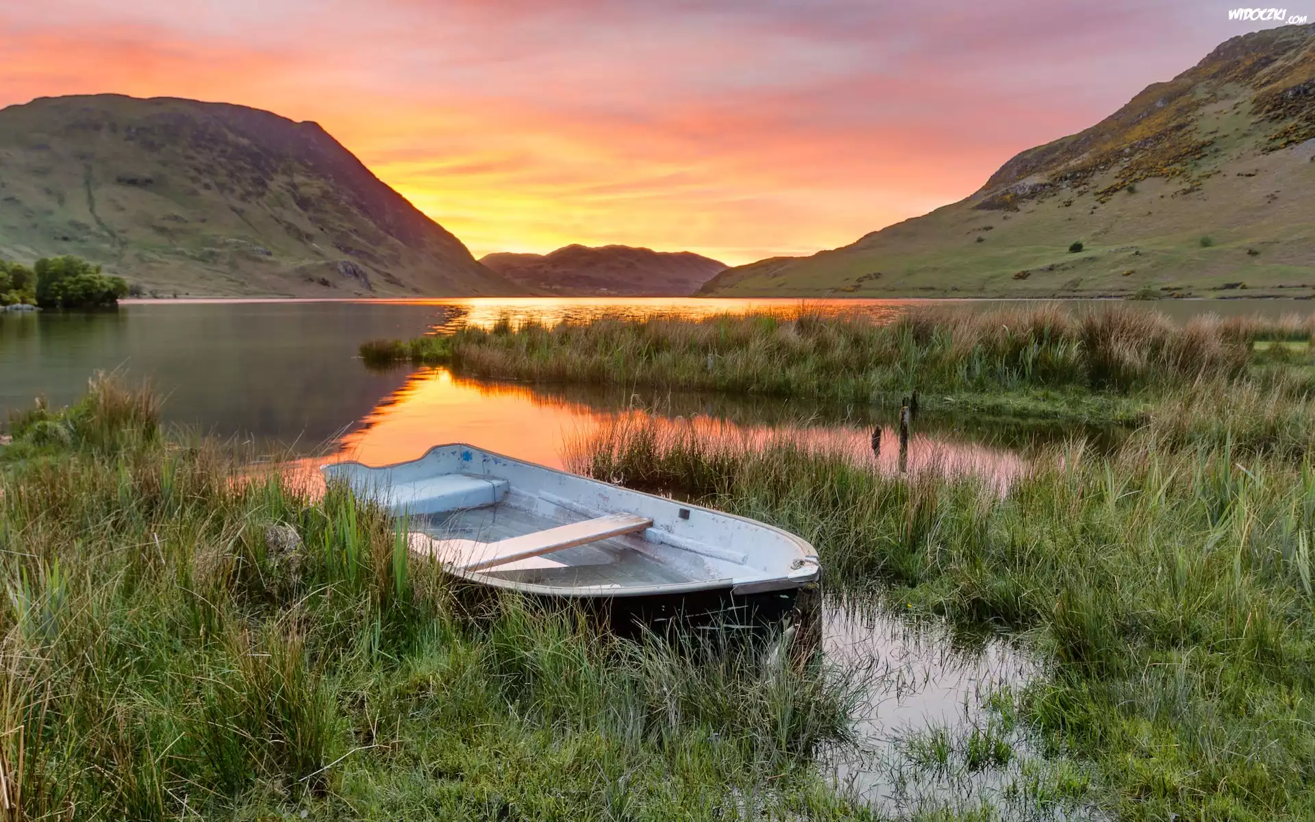 Park Narodowy Lake District, Góry, Jezioro, Crummock Water, Łódka, Szuwary, Anglia