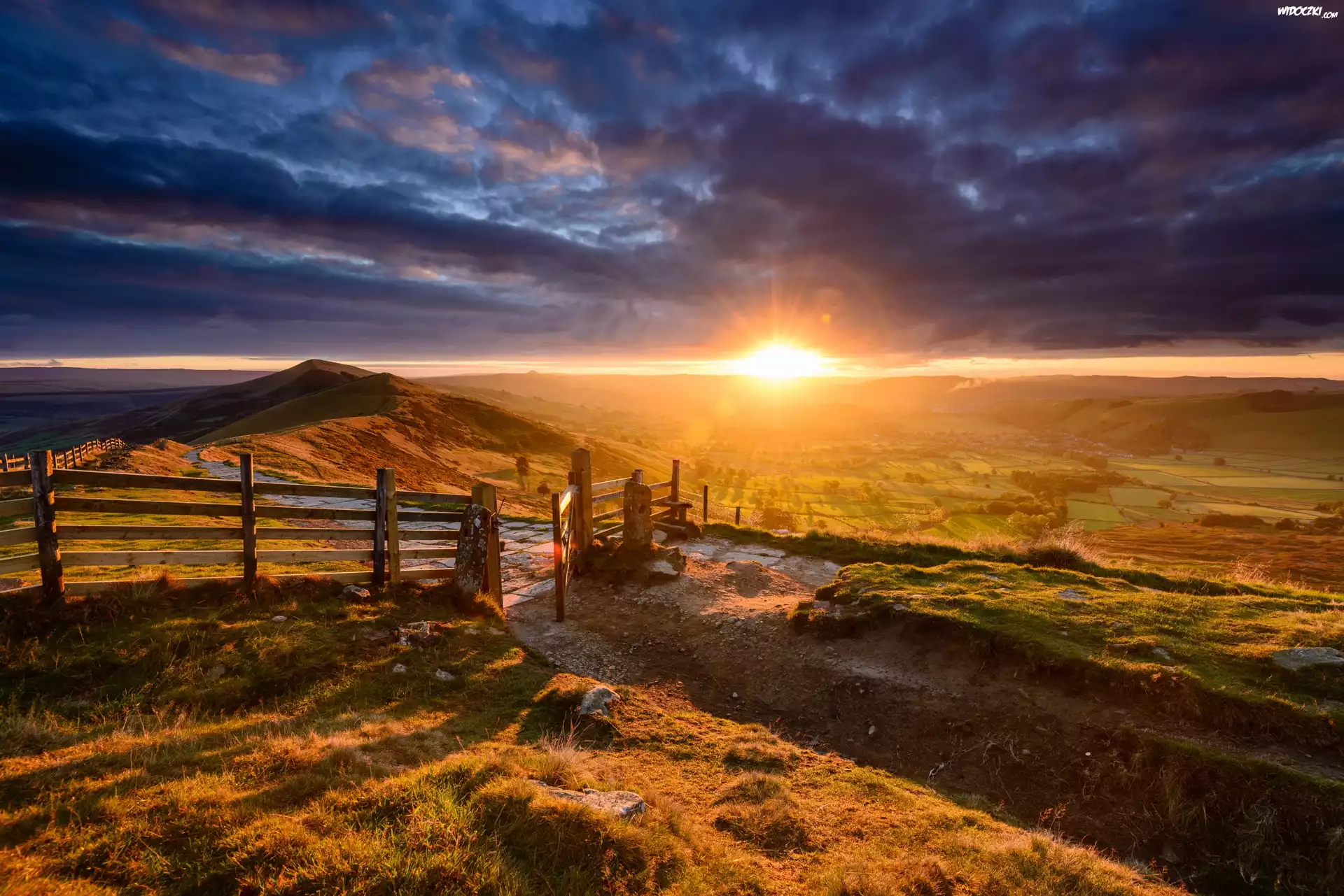 Anglia, Hrabstwo Derbyshire, Park Narodowy Peak District, Wzgórza, Wschód słońca, Chmury