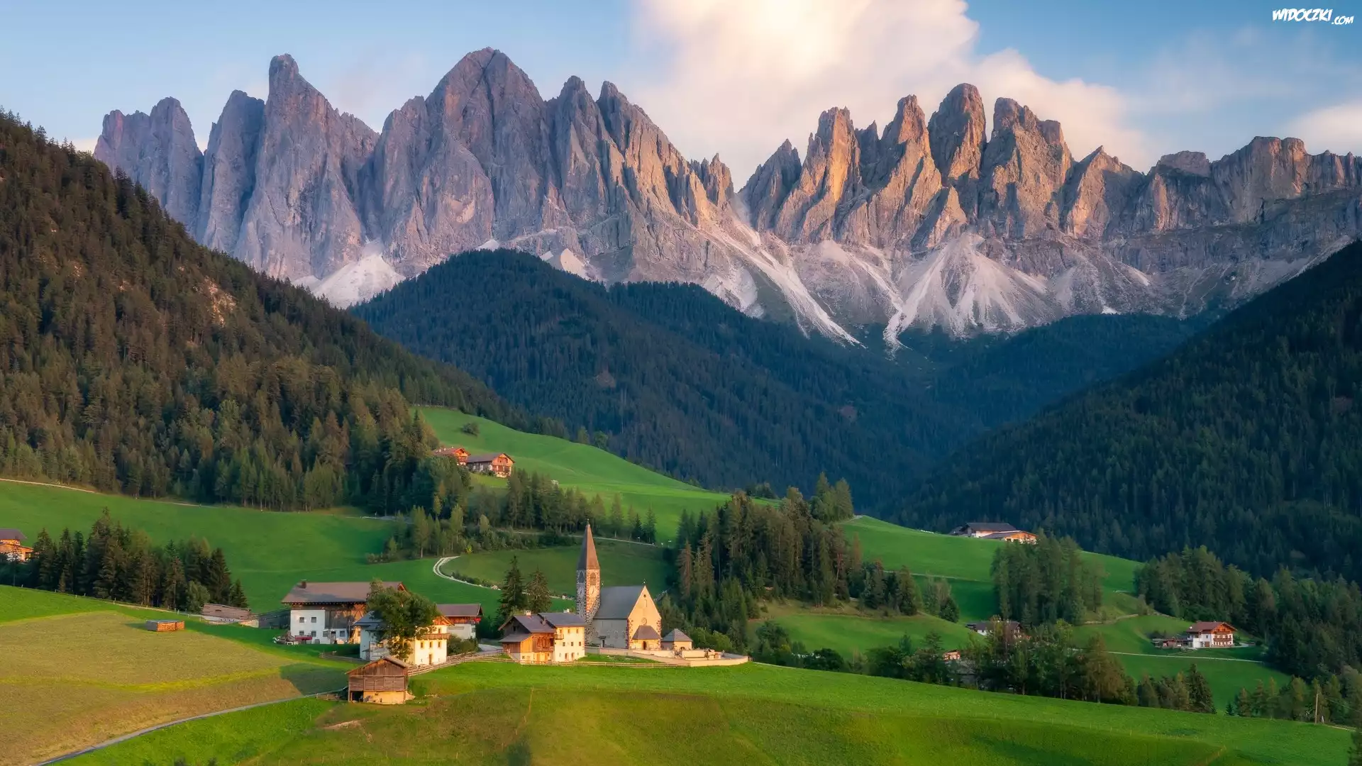 Góry, Dolomity, Dolina, Val di Funes, Drzewa, Lasy, Domy, Chmury, Wieś, Santa Maddalena, Włochy
