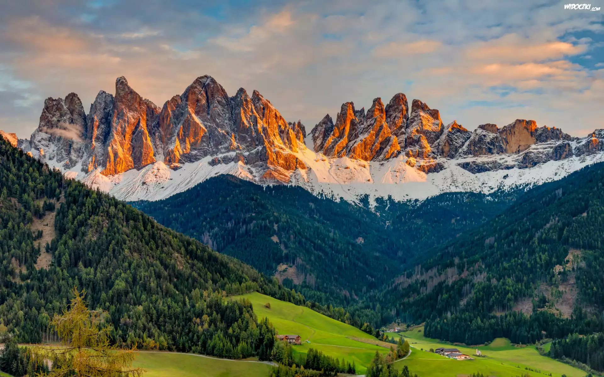 Góry, Alpy, Dolomity, Wieś, Santa Maddalena, Dolina, Val di Funes, Lasy, Domy, Chmury, Włochy