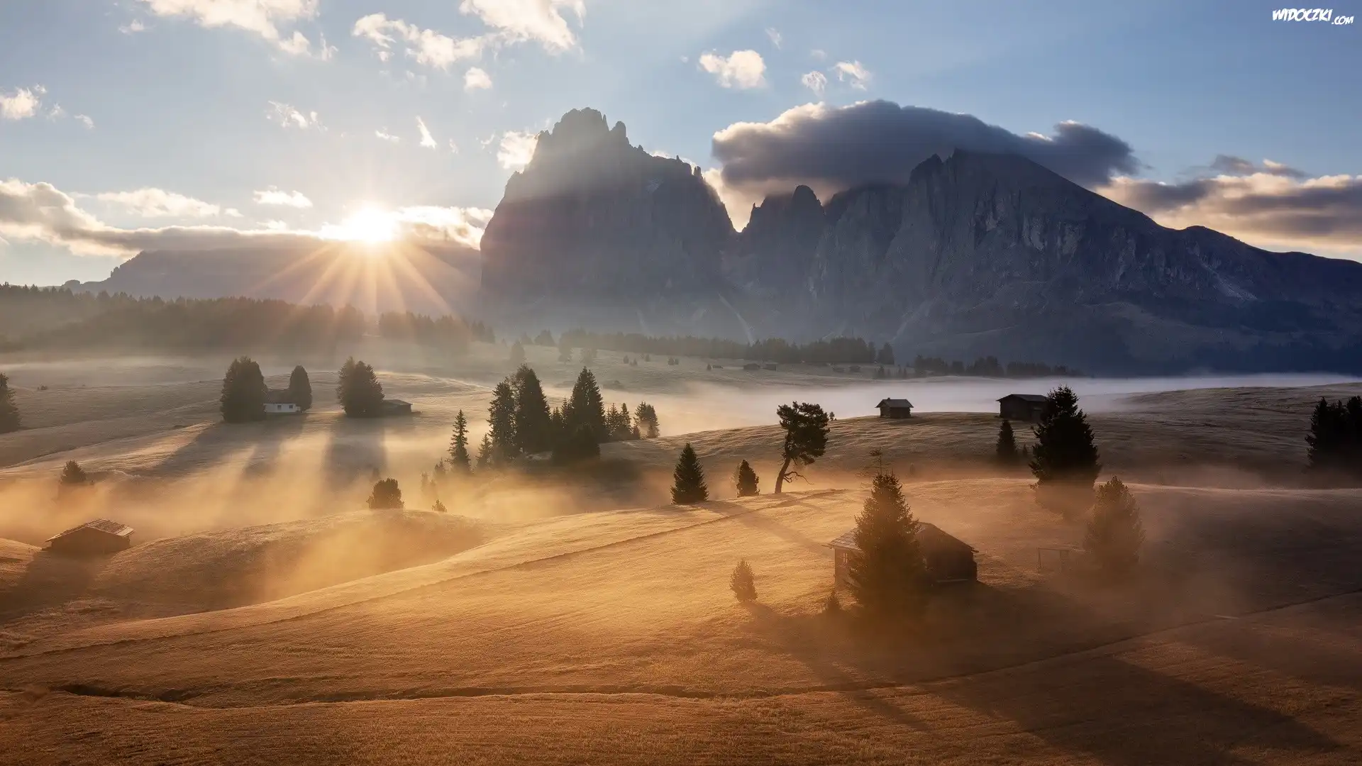 Włochy, Płaskowyż Seiser Alm, Dolina Val Gardena, Dolomity, Góry Sassolungo, Drewniane, Domki, Drzewa, Mgła