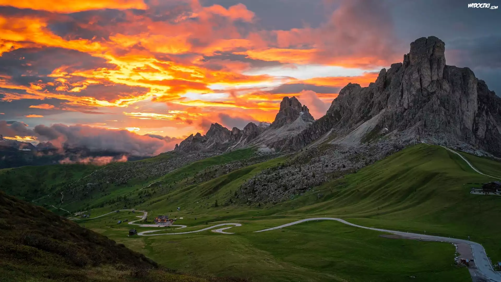 Dolomity, Przełęcz, Passo di Giau, Góry, Wzgórza, Kręta, Droga, Łąka, Zachód słońca, Prowincja Belluno, Włochy