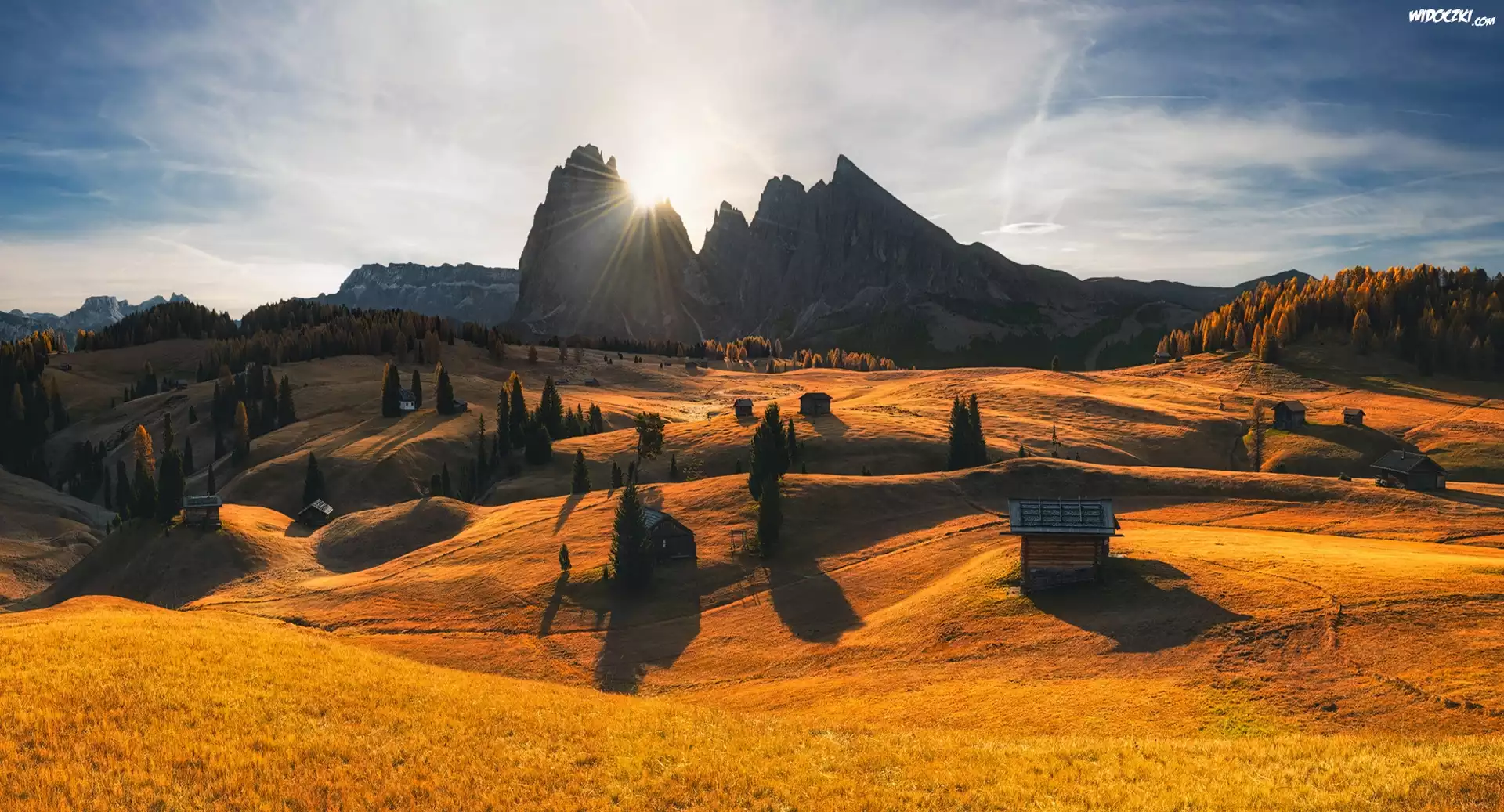 Dolina Val Gardena, Góry Sassolungo, Dolomity, Płaskowyż Seiser Alm, Domki, Drzewa, Włochy