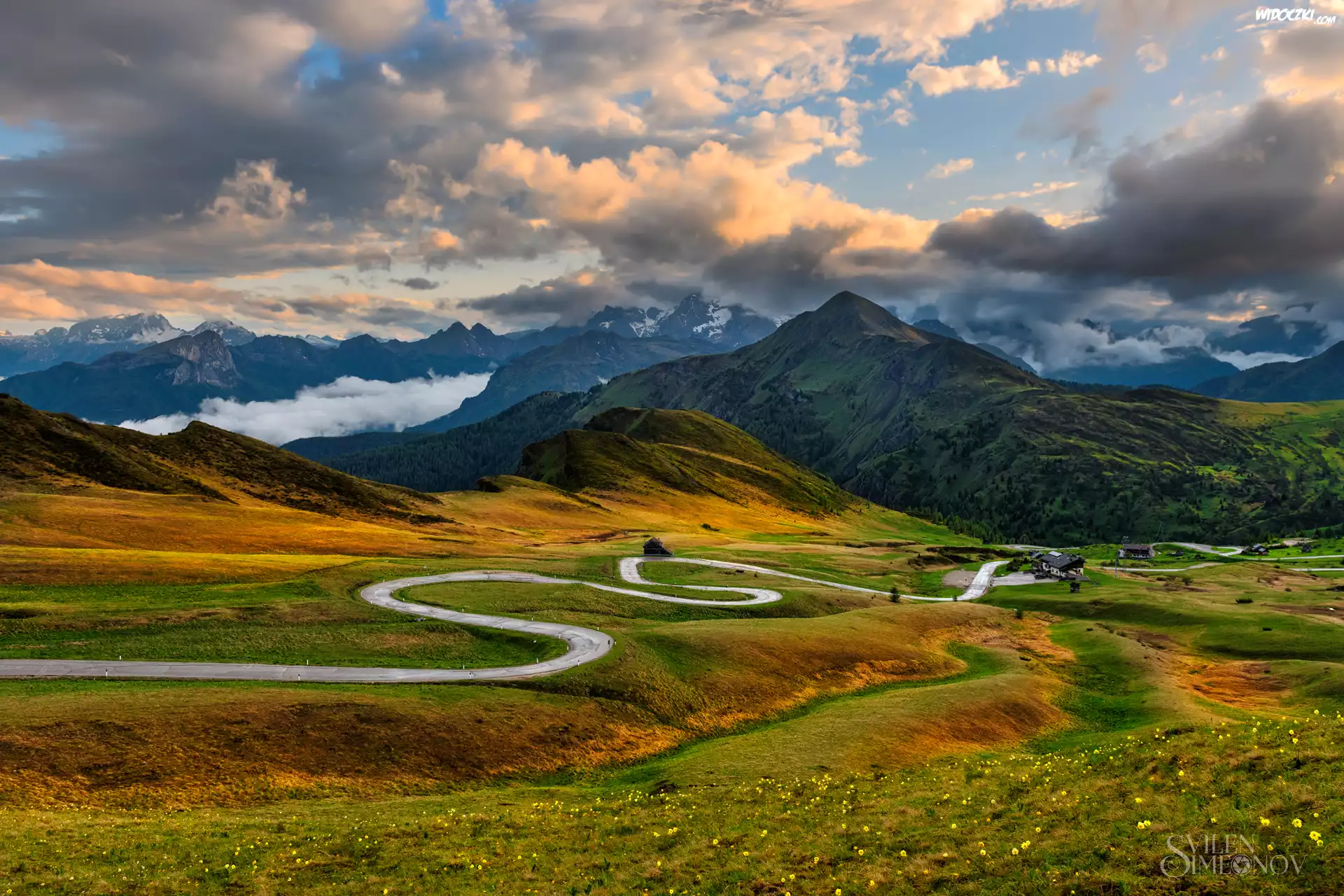 Dolomity, Passo di Giau, Góry, Wzgórza, Kręta, Droga, Łąka, Chmury, Prowincja Belluno, Włochy