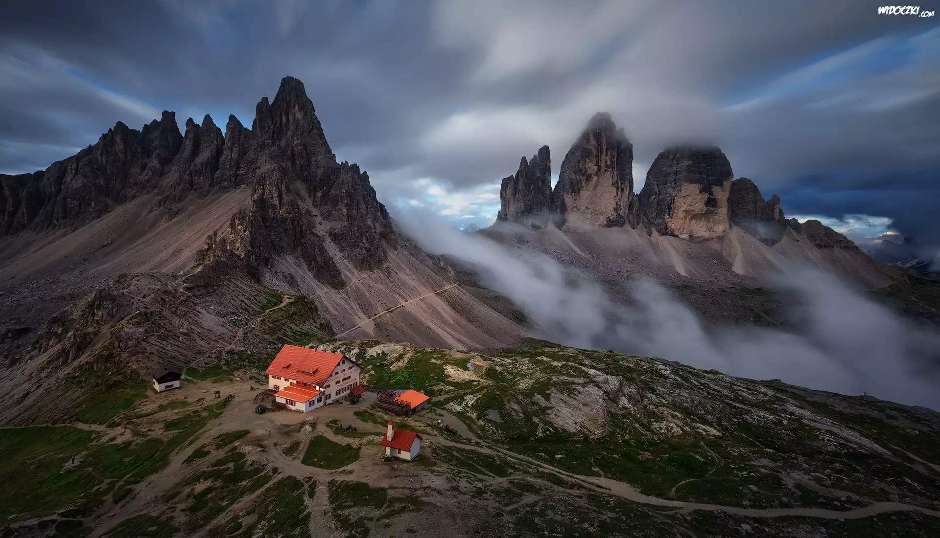Włochy, Góry, Dolomity, Domy, Chmury, Zmierzch, Schronisko, Szczyty Tre Cime di Lavaredo, Chmury