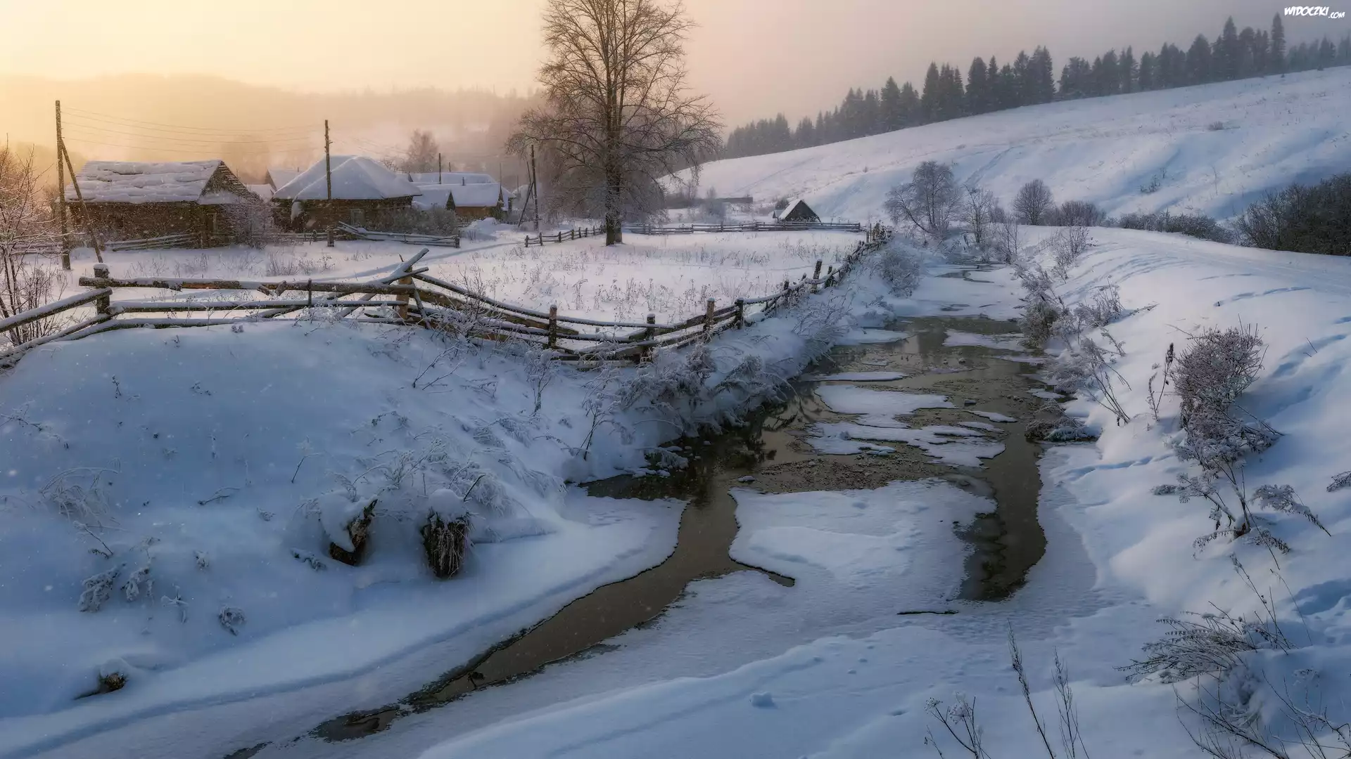 Zima, Śnieg, Drzewa, Domy, Rzeka, Wzgórza, Ogrodzenie
