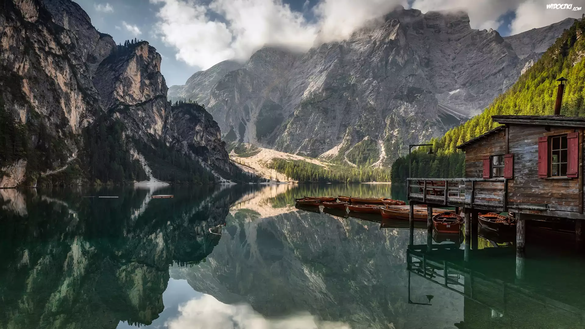 Włochy, Południowy Tyrol, Jezioro, Pragser Wildsee, Góry, Dolomity, Drzewa, Drewniany, Dom, Łódki