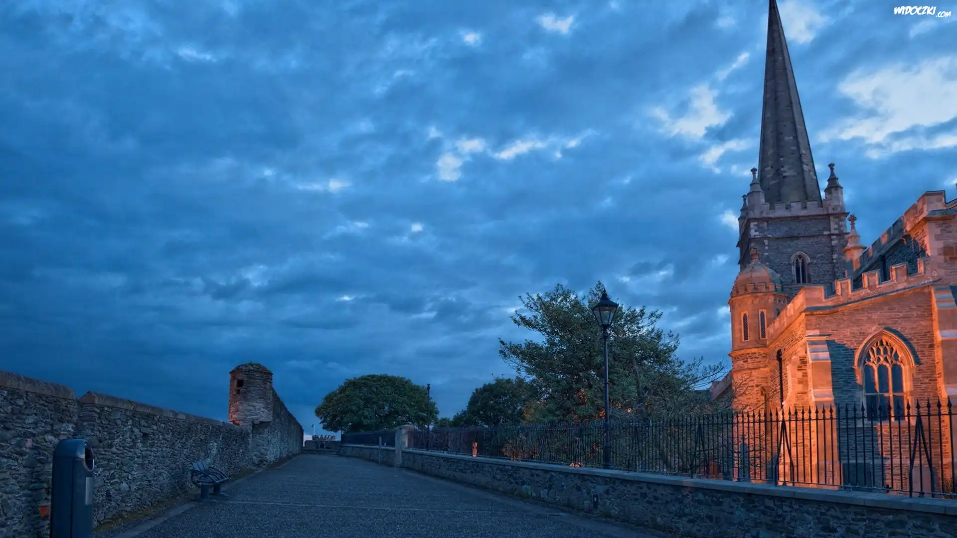 Kościół anglikański Saint Columb, Hrabstwo Londonderry, Irlandia Północna, Wielka Brytania, Droga
