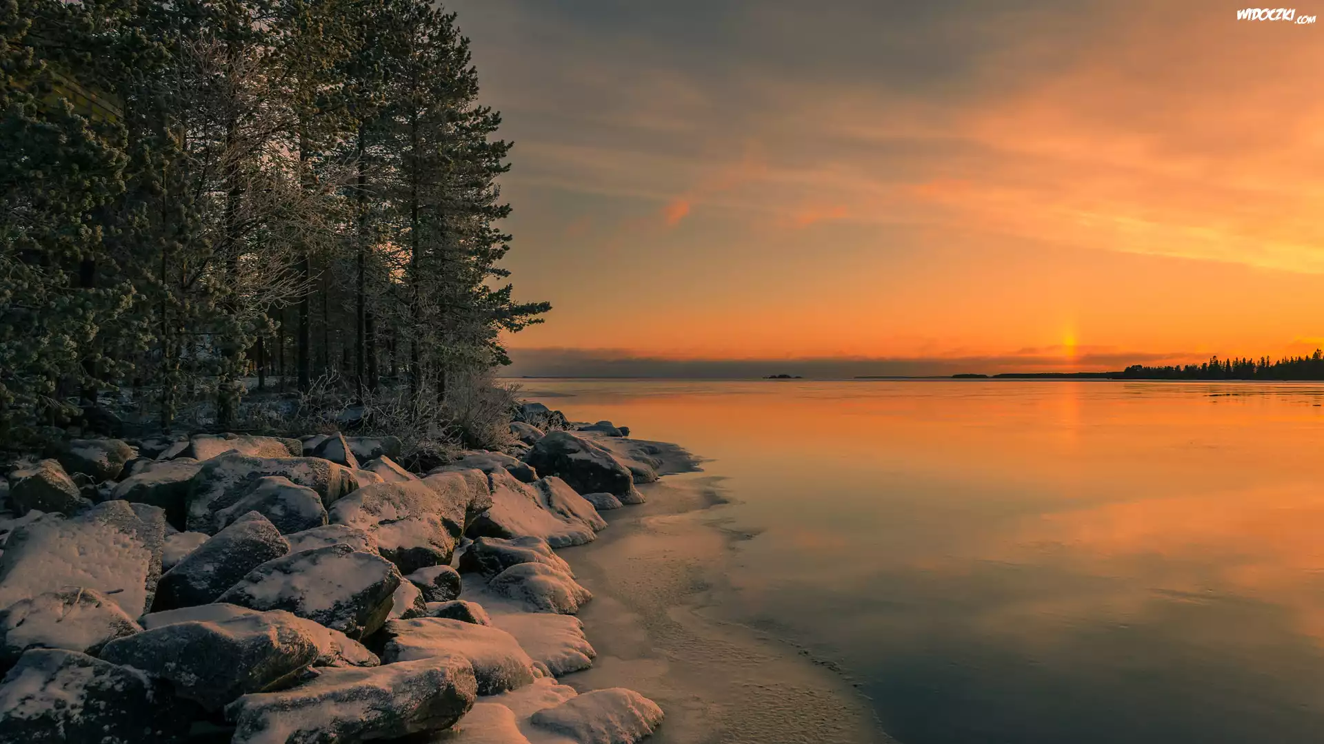 Jezioro Oulujarvi, Gmina Vaala, Finlandia, Zima, Zachód słońca, Kamienie, Drzewa
