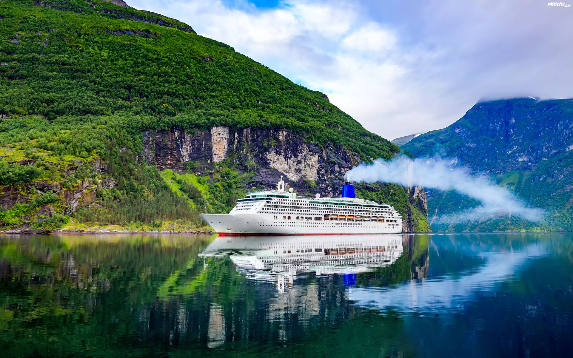 Norwegia, Geiranger, Fiord Geirangerfjorden, Statek wycieczkowy, Pasażerski, Góry, Drzewa