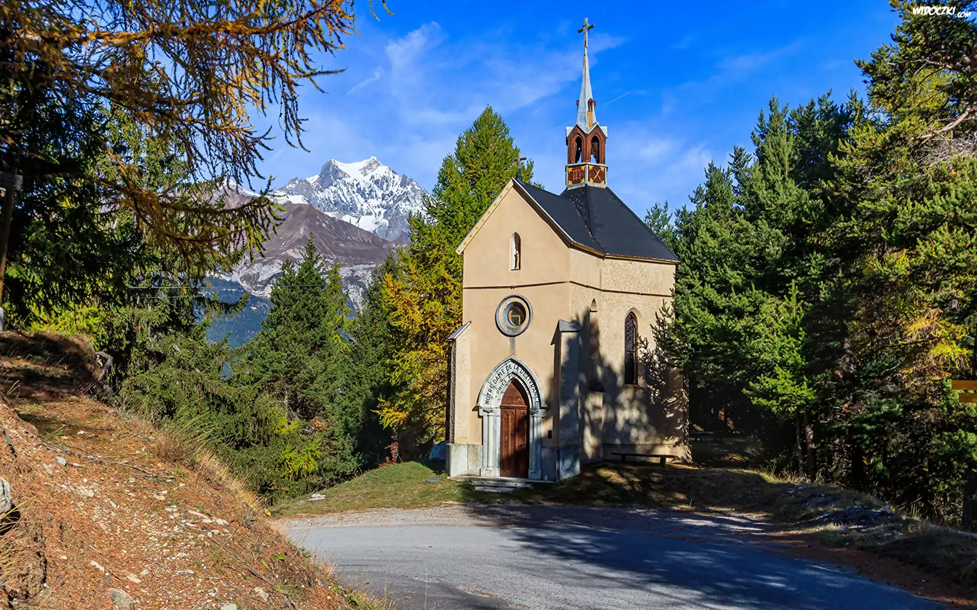 Francja, Bramans, Góry Alpy, Kaplica, Chapelle Saint Clair, Droga, Drzewa