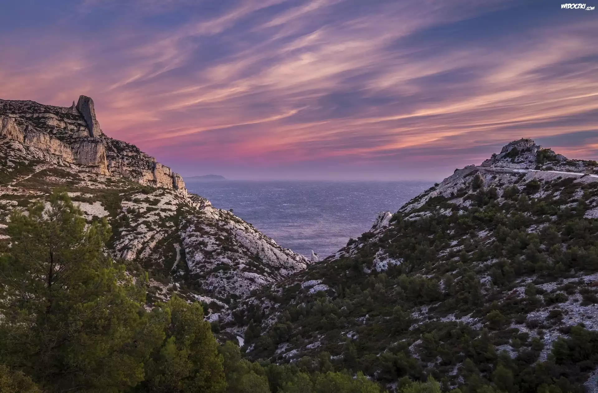 Góry, Skały wapienne, Morze, Park Narodowy Calanques, Marsylia, Francja, Drzewa