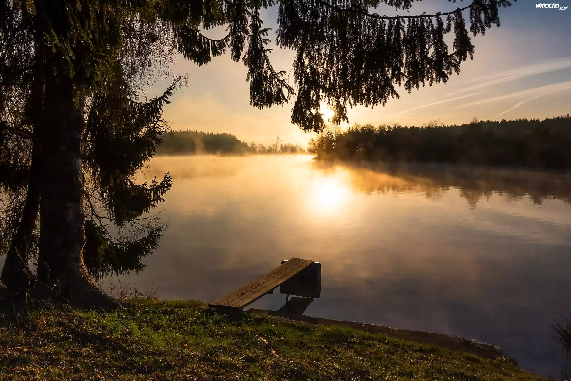 Jezioro Riedsee, Hufingen, Badenia-Wirtembergia, Niemcy, Wschód słońca, Pomost, Drzewa
