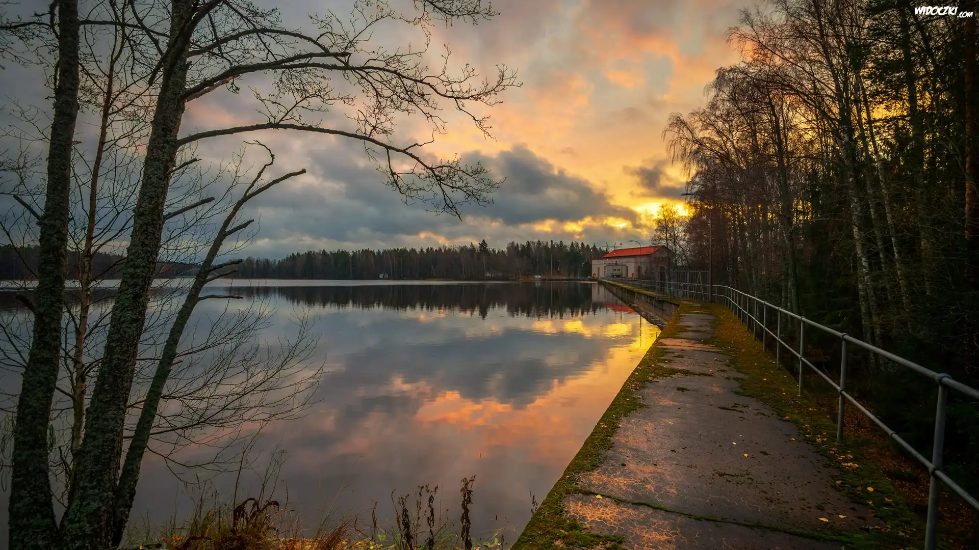 Jezioro Huuhanlampi, Drzewa, Las, Domy, Zachód słońca, Chmury, Finlandia