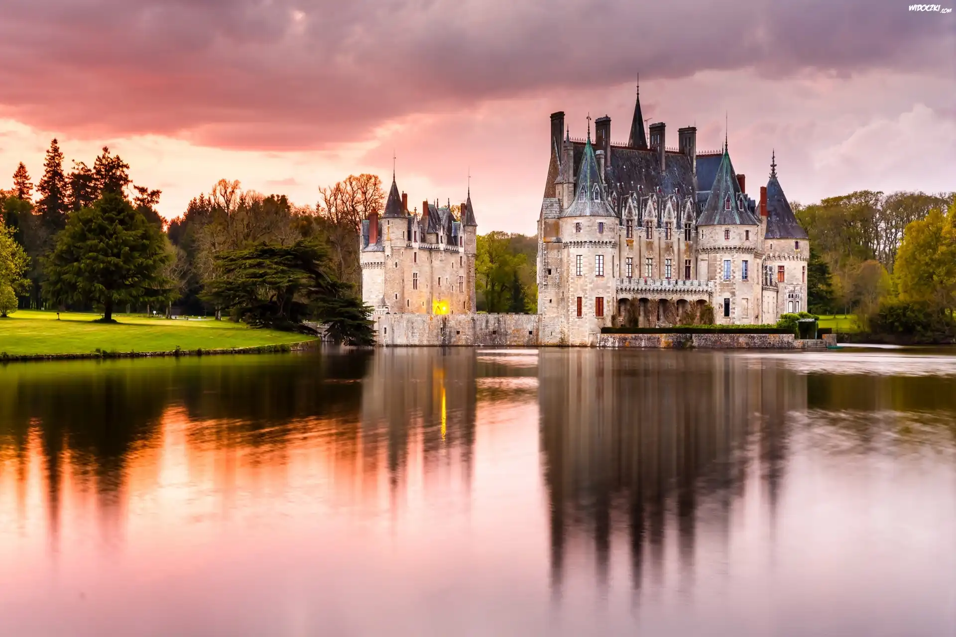 Zamek Bretesche, Chateau de la Bretesche, Miejscowość Missillac, Francja, Jezioro, Park, Drzewa