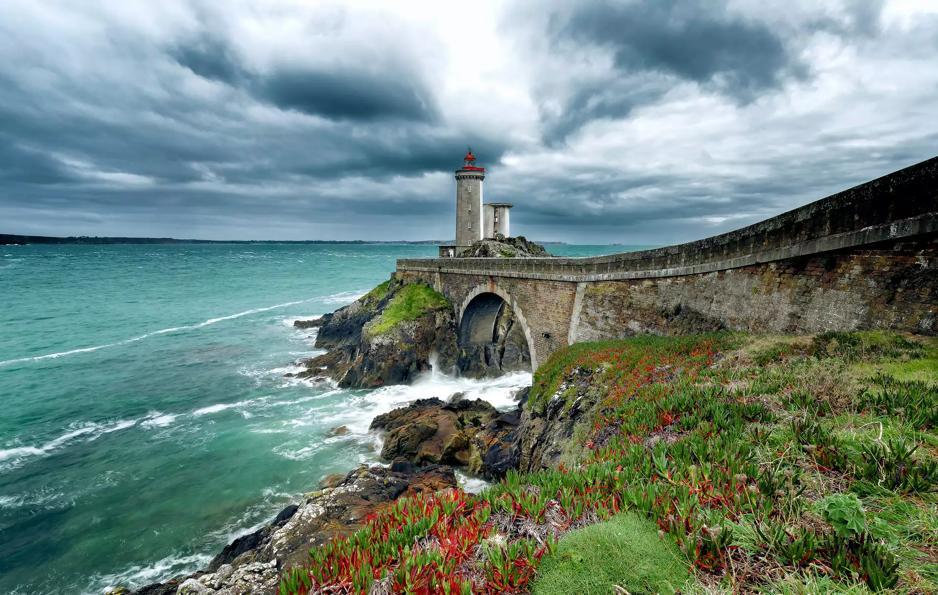 Francja, Bretania, Gmina Plouzané, Latarnia morska Phare du Petit Minou, Morze, Wybrzeże, Roślinność