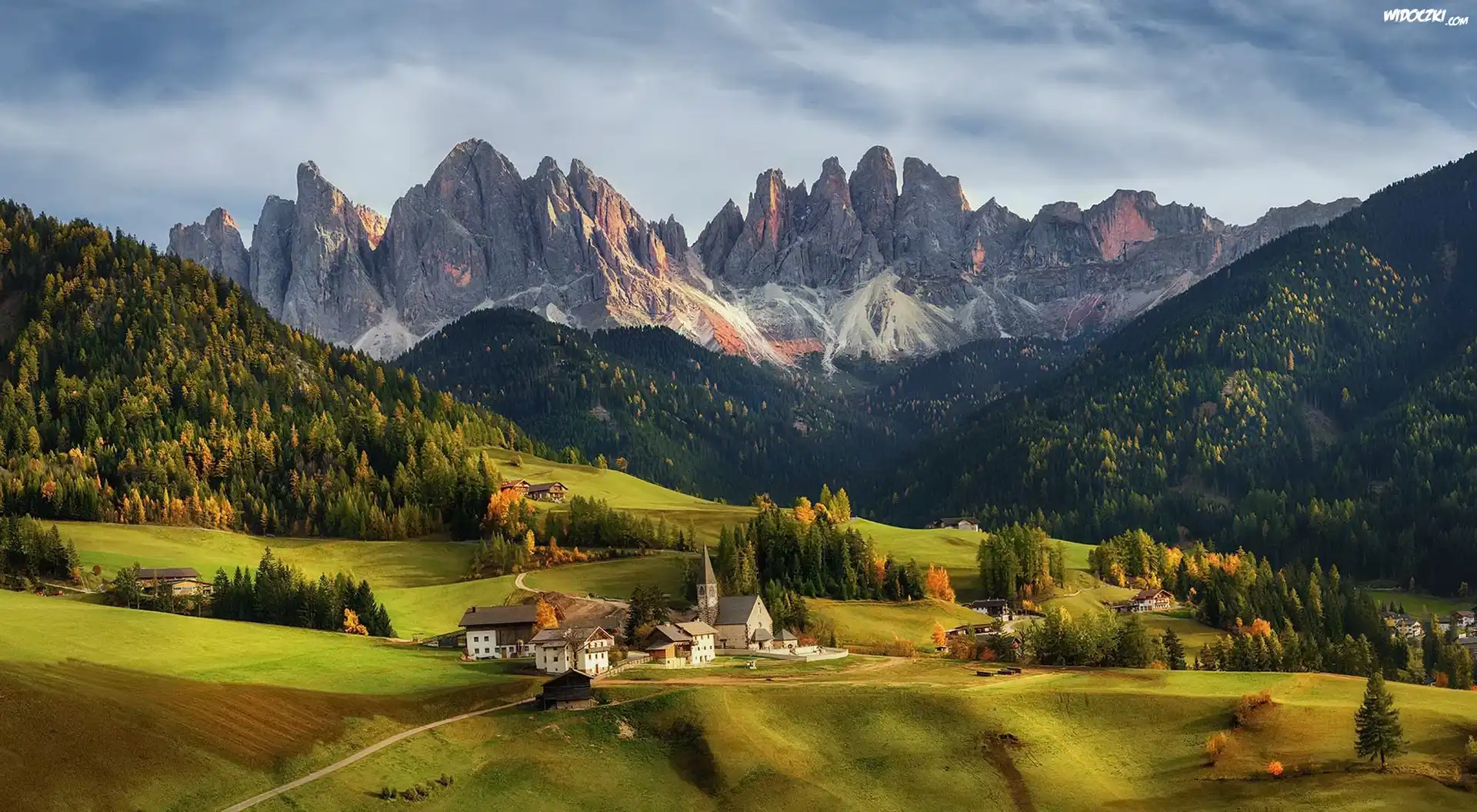Włochy, Dolina Val di Funes, Wieś Santa Maddalena, Góry, Dolomity, Lasy, Drzewa, Domy, Kościół