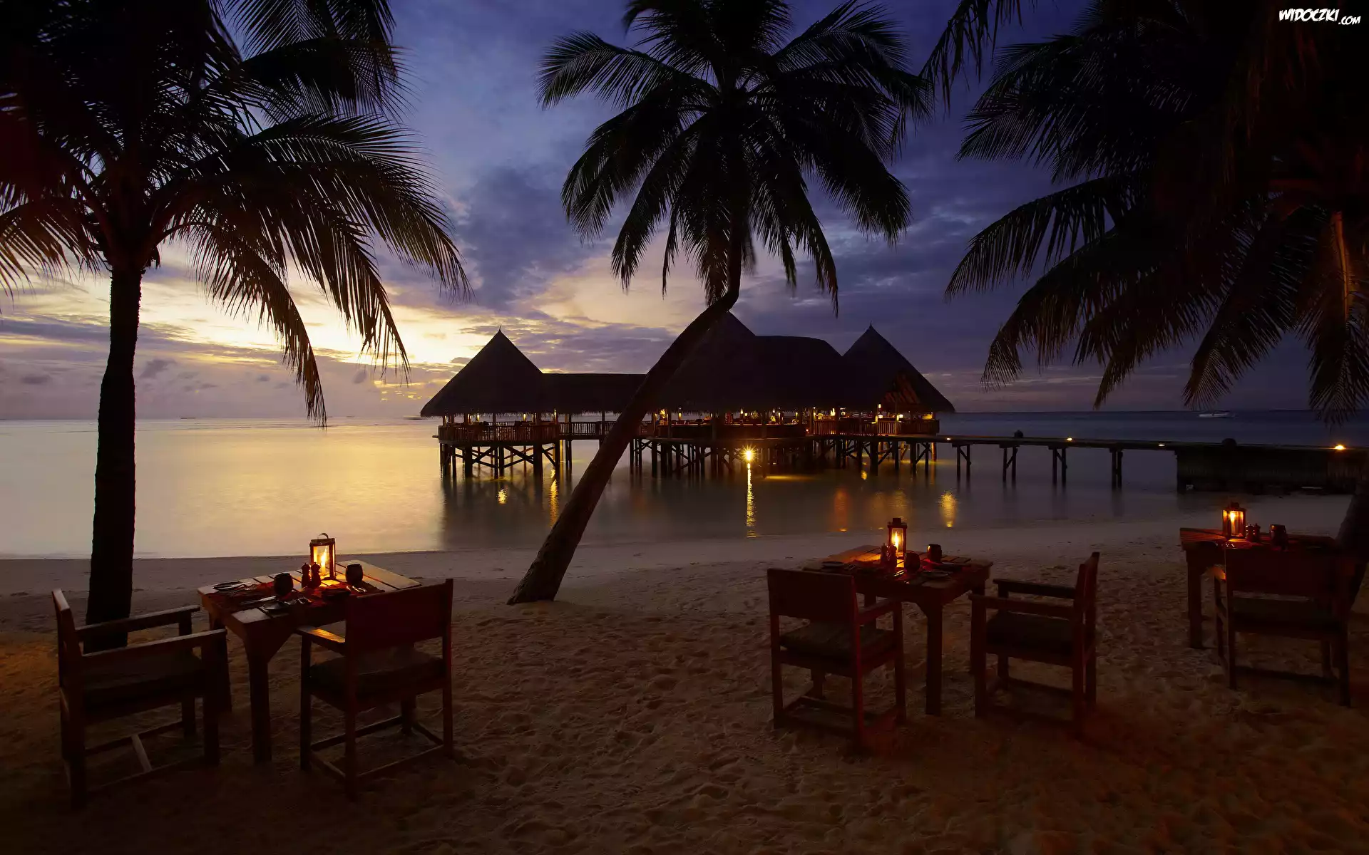 Malediwy, Wyspa Lankanfushi, Hotel Gili Lankanfushi Maldives, Domki, Morze, Palmy, Wieczór, Plaża, Stoły, Wakacje