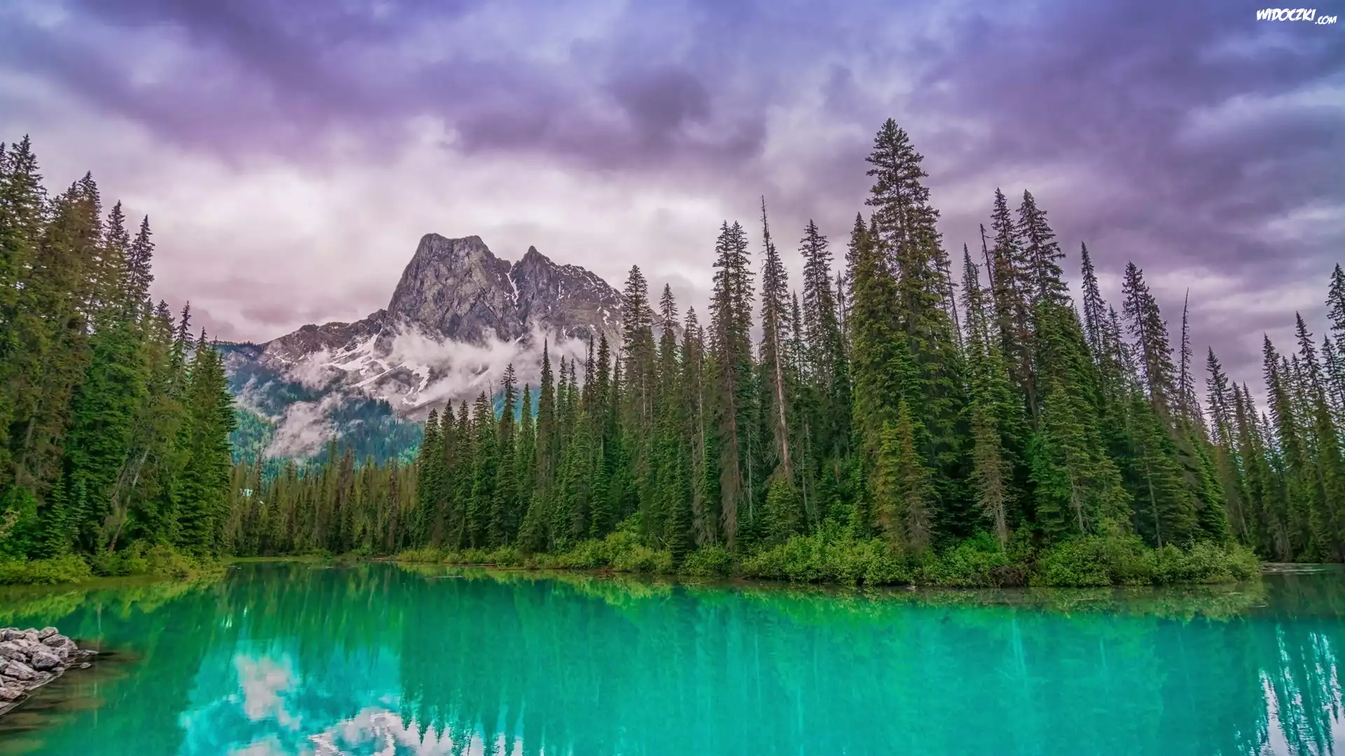 Góry, Canadian Rockies, Las, Drzewa, Jezioro, Emerald Lake, Park Narodowy Yoho, Chmury, Kolumbia Brytyjska, Kanada