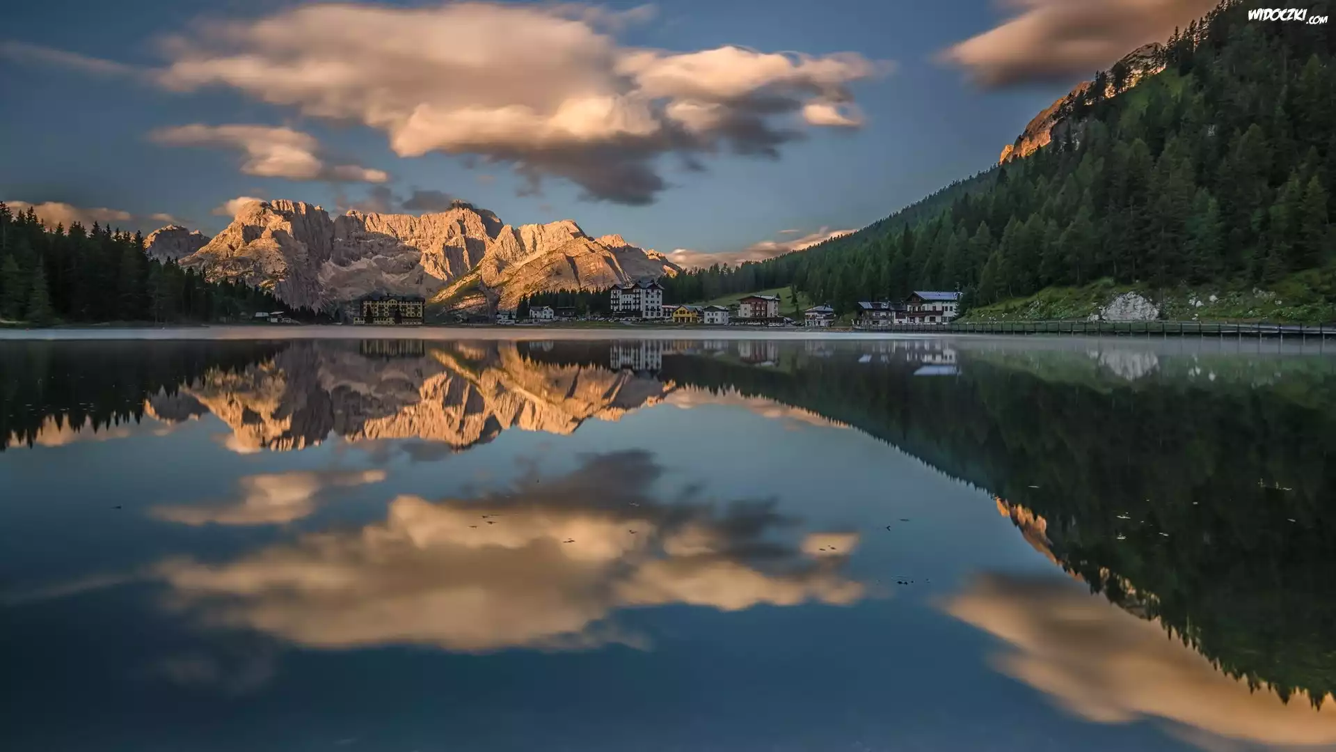 Góry, Dolomity, Jezioro, Misurina Lake, Domy, Hotel, Grand Hotel Misurina, Chmury, Cortina dAmpezzo, Region Cadore, Włochy