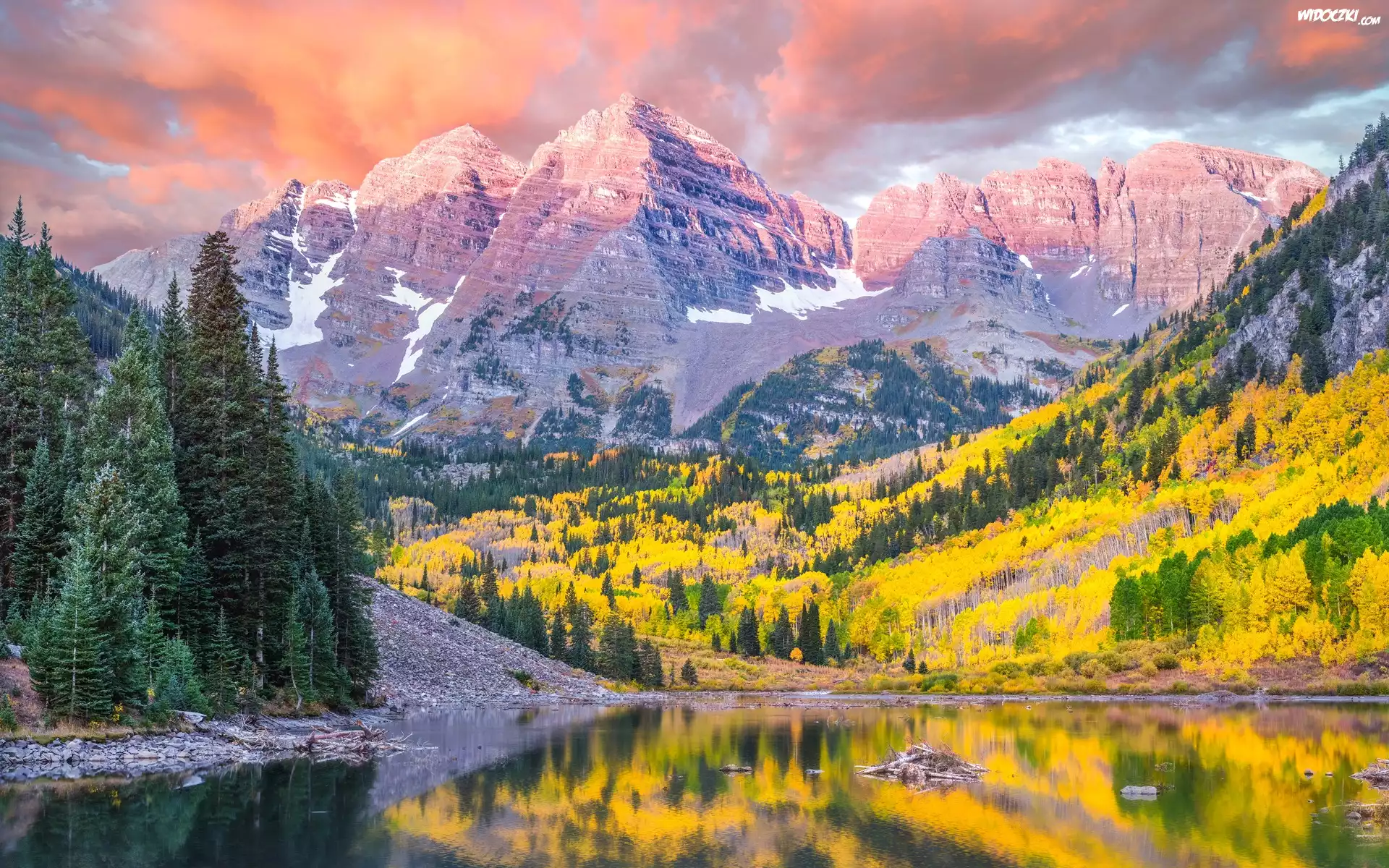Góry Skaliste, Szczyty Maroon Bells, Jezioro, Maroon Lake, Stan Kolorado, Stany Zjednoczone, Drzewa, Jesień, Chmury, Odbicie
