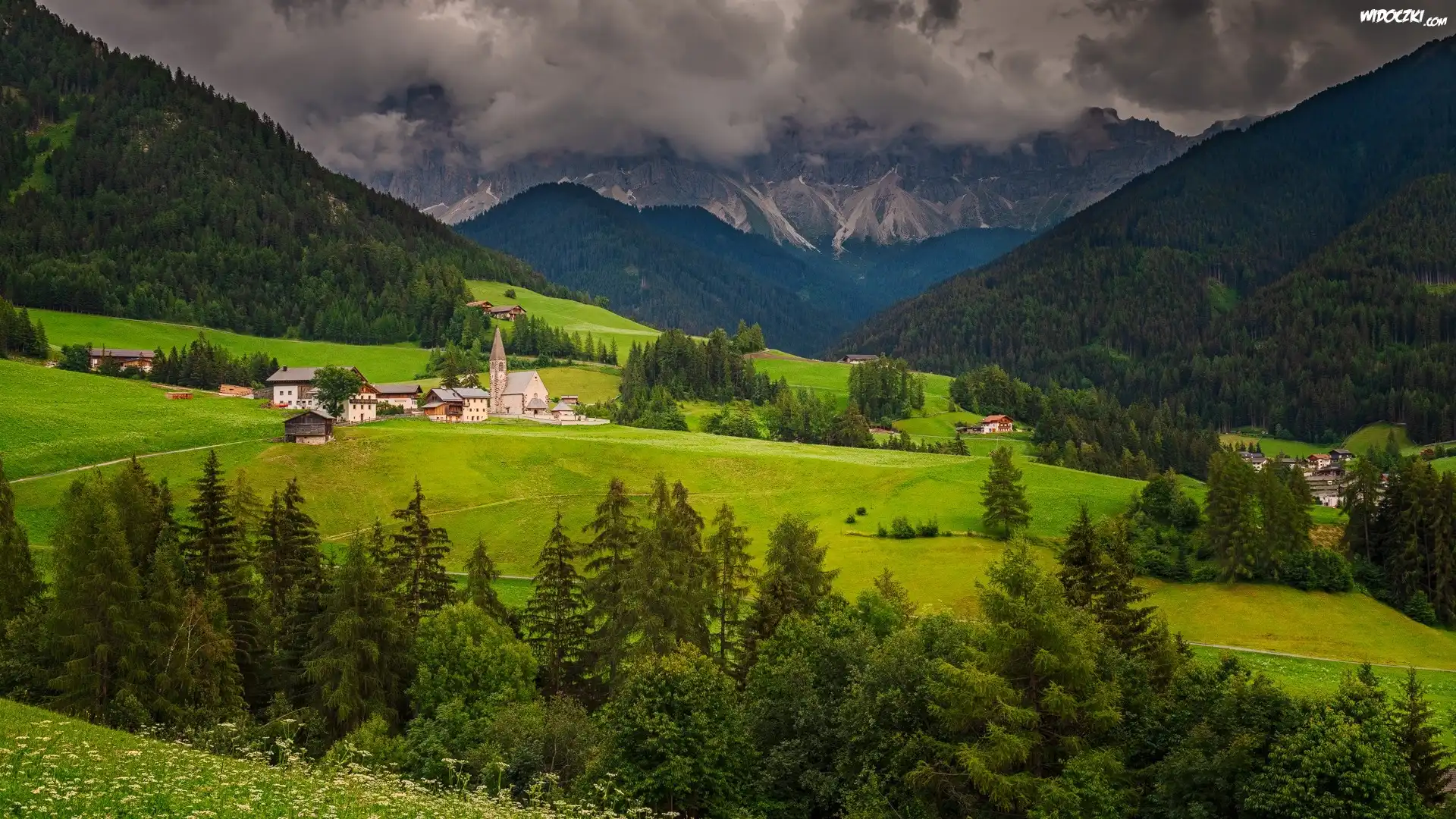 Góry, Dolomity, Wieś, Santa Maddalena, Dolina, Val di Funes, Drzewa, Lasy, Domy, Droga, Chmury, Włochy