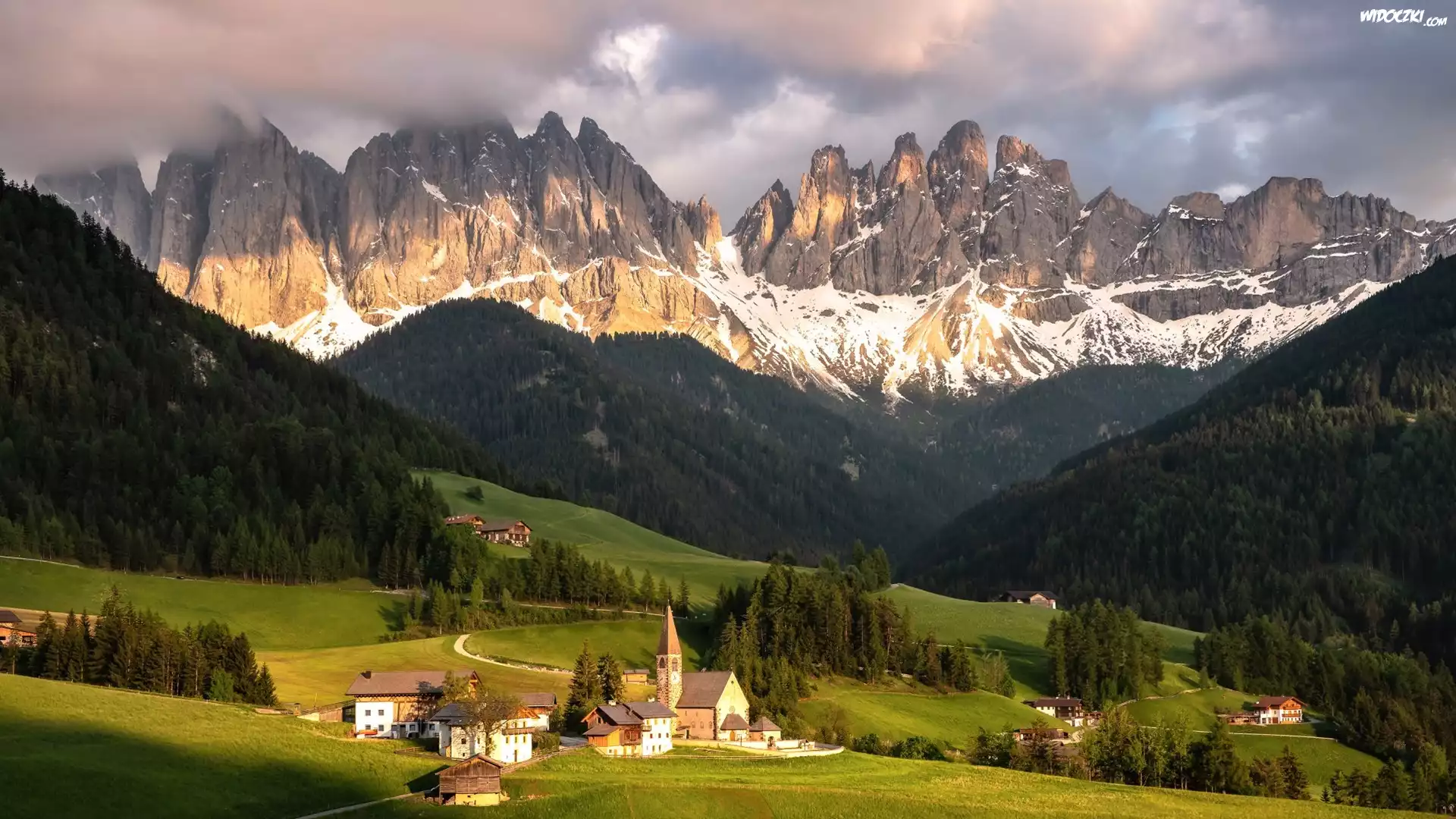 Góry, Dolomity, Wieś, Santa Maddalena, Dolina Val di Funes, Drzewa, Lasy, Domy, Droga, Chmury, Włochy