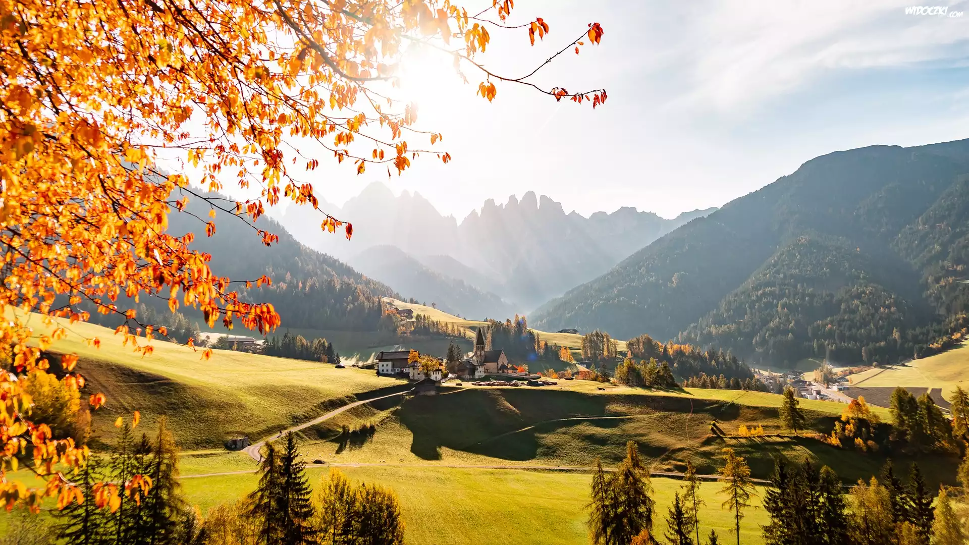 Góry, Dolomity, Masyw Odle, Wieś, Santa Maddalena, Dolina Val di Funes, Drzewa, Jesień, Lasy, Domy, Kościół, Włochy